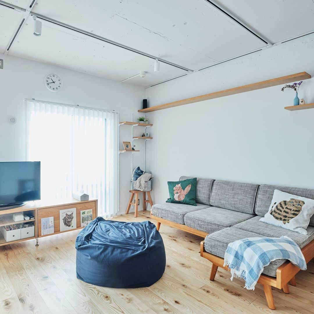 無印良品の家さんのインスタグラム写真 - (無印良品の家Instagram)「【無印良品のリノベーション　リビング・ダイニング特集】 ※右上のブックマークのアイコンをタップすると保存できます。  実際に住まいのオーナーさまのキッチンを集めました。  １枚目、神奈川県横浜市のOさんご家族が住むお宅。「リビングが広く取られた一室空間と、窓から緑が見えて、近所に森がある住環境は、まさに私たちが住まいに求めている条件にぴったりでした。」  ２枚目、千葉県市川市のTさんご夫妻の住まい。「『一室空間を生かした広いリビング・ダイニングを設けた上で、猫も含めて、皆が心地よく過ごせる住まいに』をテーマに、おふたりの希望を組み込んで行きました。」  ３枚目、東京都豊島区のIさんご夫妻のお宅。「広々とした一室空間の「リビングダイニングキッチン」で過ごす時間が多いとのこと。友人を5人ほど招いた際も、ゆったりしながら楽しいひと時を過ごせたそうです。」  ４枚目、埼玉県所沢市のUさんご夫妻の住まい。「書斎を設けたことと、リビングにフリースペースを設けたことで、それぞれのプライベートな空間を作れるようになったと思います」  ５枚目、神奈川県横浜市のTさん夫妻のお宅。「リビングダイニングには、アイランドキッチンを設けて、お互いの存在を感じながら、それぞれのペースで過ごせるような空間にしました。」  気になる事例がキッチンがありましたら、詳しくはプロフィールハイライトか、「住まいのかたち」HPをご覧ください。  @mujihouse  #無印良品の家 #無印良品のリノベーション #無印良品 #リノベーション #中古マンション #中古マンションリノベーション #リノベーションマンション #muji #mujihouse #MUJIINFILL0 #シンプルな家 #リビングインテリア #リビングダイニング #おうちづくり #施工事例集 #シンプルな部屋」5月23日 10時00分 - mujihouse