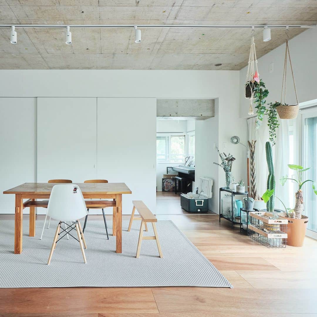 無印良品の家さんのインスタグラム写真 - (無印良品の家Instagram)「【無印良品のリノベーション　リビング・ダイニング特集】 ※右上のブックマークのアイコンをタップすると保存できます。  実際に住まいのオーナーさまのキッチンを集めました。  １枚目、神奈川県横浜市のOさんご家族が住むお宅。「リビングが広く取られた一室空間と、窓から緑が見えて、近所に森がある住環境は、まさに私たちが住まいに求めている条件にぴったりでした。」  ２枚目、千葉県市川市のTさんご夫妻の住まい。「『一室空間を生かした広いリビング・ダイニングを設けた上で、猫も含めて、皆が心地よく過ごせる住まいに』をテーマに、おふたりの希望を組み込んで行きました。」  ３枚目、東京都豊島区のIさんご夫妻のお宅。「広々とした一室空間の「リビングダイニングキッチン」で過ごす時間が多いとのこと。友人を5人ほど招いた際も、ゆったりしながら楽しいひと時を過ごせたそうです。」  ４枚目、埼玉県所沢市のUさんご夫妻の住まい。「書斎を設けたことと、リビングにフリースペースを設けたことで、それぞれのプライベートな空間を作れるようになったと思います」  ５枚目、神奈川県横浜市のTさん夫妻のお宅。「リビングダイニングには、アイランドキッチンを設けて、お互いの存在を感じながら、それぞれのペースで過ごせるような空間にしました。」  気になる事例がキッチンがありましたら、詳しくはプロフィールハイライトか、「住まいのかたち」HPをご覧ください。  @mujihouse  #無印良品の家 #無印良品のリノベーション #無印良品 #リノベーション #中古マンション #中古マンションリノベーション #リノベーションマンション #muji #mujihouse #MUJIINFILL0 #シンプルな家 #リビングインテリア #リビングダイニング #おうちづくり #施工事例集 #シンプルな部屋」5月23日 10時00分 - mujihouse