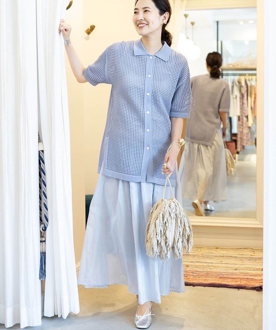 浜島直子さんのインスタグラム写真 - (浜島直子Instagram)「✨✨✨ 服が欲しい 断捨離した分 服が欲しい  by 浜蔵心の俳句 ✨✨✨  いや、わかってるんですよ。 むやみやたらに買う時代は、もう終わったって。  でも、でもさ、やっぱり、 素敵な服は欲しい。 素敵な服が欲しい。  だって毎日のことだから。 せっかく毎日服を着るんだから、心が喜ぶような、素敵な服が欲しい。  そして心が喜ぶような服なら、きっと長く大切にできると思うから。  先日伺った、アッシュプラスエリオトロープ福岡店。 あの扉を開けた時の高揚感ったら！✨  その時の様子が、 @flappers_jp が運営するウェブマガジン【AT THE VOICE】 @atthevoice に載っています。  今回は私が選んだアイテムを、スタイリストの石井あすかさんにコーディネートしてもらいました。  あぁ、何時間でもいられたなぁ🥹  ぜひ覗いてみてくださいね。 ・ @hplusheliotrope_official  @hplus_fukuoka  ・ photo: Taichi Yamada stylist: @a.ishiiiii  hair&make:Tomie editor: @eriko_azuma  ・ #hplusheliotrope  #アッシュプラスエリオトロープ  #hplusfukuoka  #石井あすか　さん #atthevoice #shopcruise #ショップクルーズ」5月23日 10時15分 - hamaji_0912