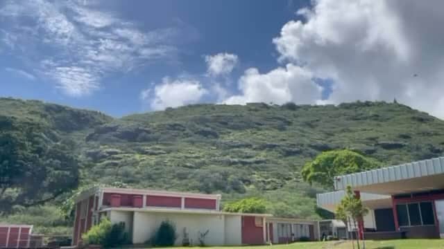 伊東美咲のインスタグラム：「Niuvalley、カハラからハワイカイへ向かう途中にあります。山に囲まれ空気の気持ちの良いエリアです。中学校のキャンパス前にある広大な公園、人生観がかわりますね。  #Hawaii #Niuvalley #快晴のハワイ #ハワイの日時」