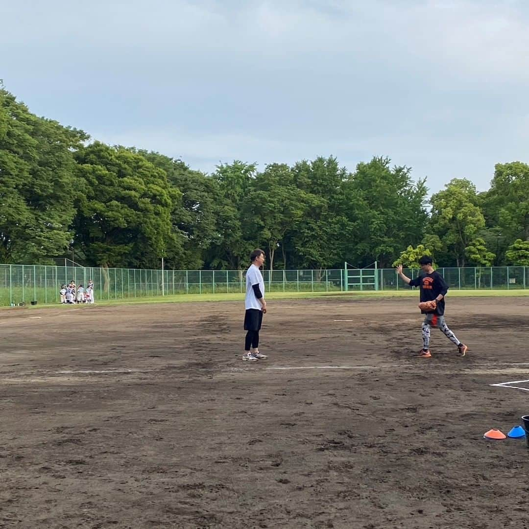 城北不動産さんのインスタグラム写真 - (城北不動産Instagram)「. 先日都立城北中央公園で、我が社の元プロ野球選手二人#鎌田祐哉 #東明大貴 が 練馬アークス・ジュニア・ベースボールクラブの野球教室に参加してきました  未来ある子供たちとの野球練習に汗を流した貴重な時間となりました！  #練馬区 #練馬 #ねりま推し #新築戸建 #現地販売会 #桜台 #赤羽 #元プロ野球選手 #投手 #ヤクルトスワローズ #オリックスバファローズ #売却査定 #練馬アークスジュニアベースボールクラブ」5月23日 10時25分 - johoku.f