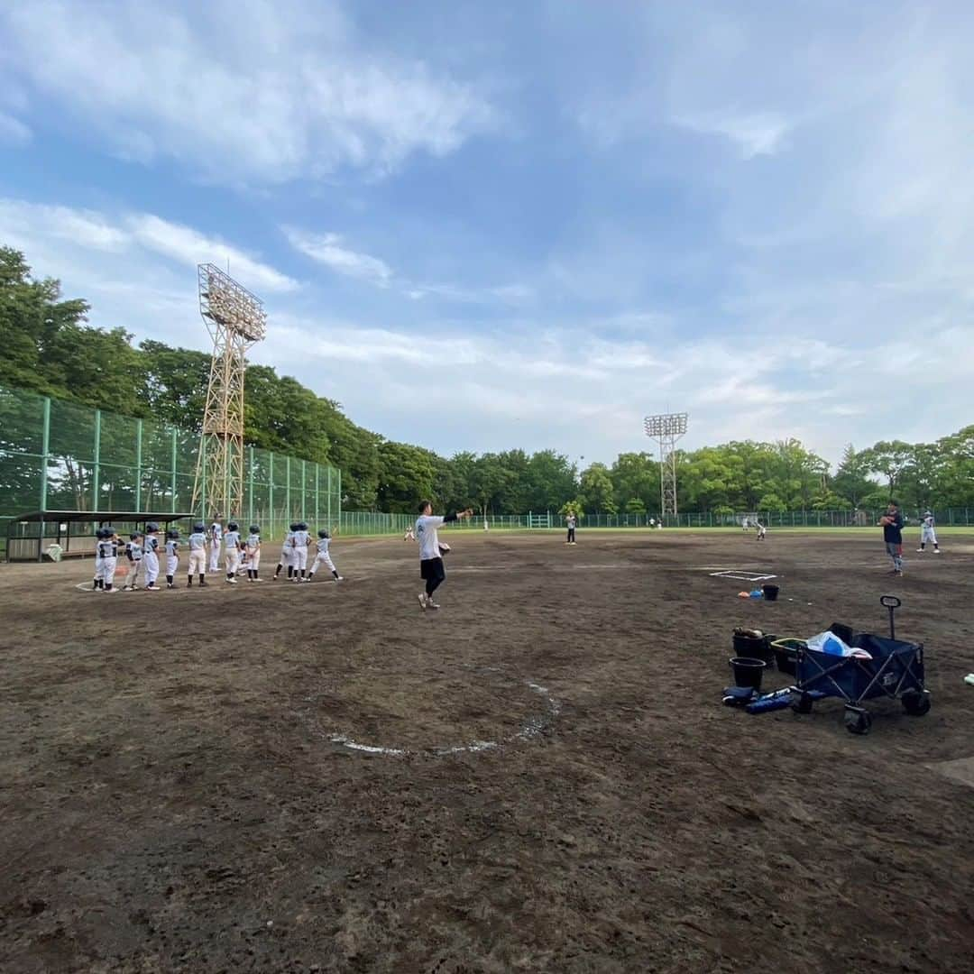 城北不動産のインスタグラム：「. 先日都立城北中央公園で、我が社の元プロ野球選手二人#鎌田祐哉 #東明大貴 が 練馬アークス・ジュニア・ベースボールクラブの野球教室に参加してきました  未来ある子供たちとの野球練習に汗を流した貴重な時間となりました！  #練馬区 #練馬 #ねりま推し #新築戸建 #現地販売会 #桜台 #赤羽 #元プロ野球選手 #投手 #ヤクルトスワローズ #オリックスバファローズ #売却査定 #練馬アークスジュニアベースボールクラブ」