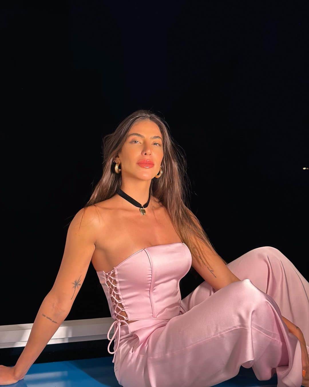 Rachel Apollonioのインスタグラム：「Dando uma exibidinha nesses acessórios que eu tava usando em todas as saidinhas no Brasil 💁🏽‍♀️💕 e também trouxe pra usar aqui ☺️ @piuka tem desde os acessórios mais versáteis até os mais fashionistas 🫶🏽 Cupom “RachelPiuka10” 💕 publi」