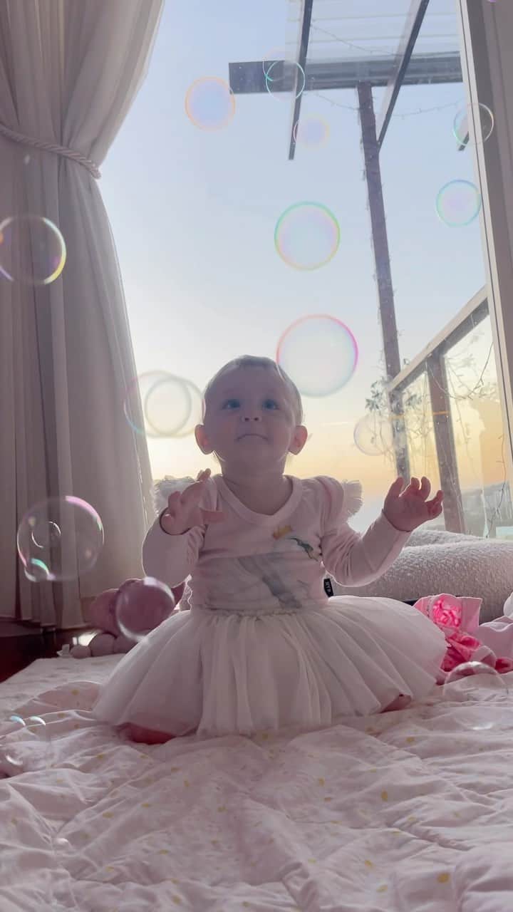 ELOUISE MORRISのインスタグラム：「Happy 1st birthday Pearly girl 💗💗💗 We love you so much! You are the magic in our lives ✨💛✨ can’t wait to continue watching you blossom 🌸 🌸 🌸」