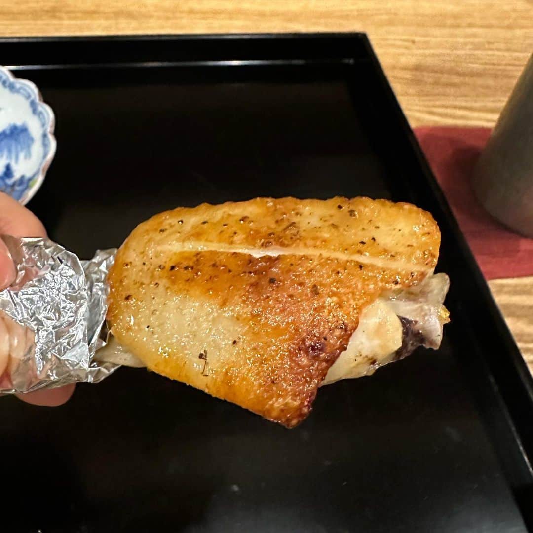 あだち理絵子さんのインスタグラム写真 - (あだち理絵子Instagram)「#鶏割烹ならや  @torikappo.naraya   続きでございます！  #ラベンダーアスパラ 北海道で取れる1カ月だけ美味しい希少アスパラ  いやー甘い。生でもいけるヤツだから　さっと焼いて  ・鶏手羽 これは店長、めっちゃ育ててました。w じーっくり時間かけて焼かないとダメなやつです❤️  歯を入れた瞬間から美味しいやつ。  脂がたまんなかったので 食べさしを動画😆  ・桜餅鶏味噌　こしあぶら、ヤングコーン、白かぶらの天ぷらを えんどう豆のソースで。  ほんと、食材こだわってて、 少しずつたくさんの野菜も食べれて幸せ。 手がこんでるよねーー。  桜餅の鶏味噌餡はちょっと不思議な感覚。  ・あいこお浸し え、アイコ？トマトじゃないんだ。 山菜の女王なんだって！ 香り高くて山椒の実とも最高。 これでまだお酒がすすむ！  〆は ・鶏とおネギの炒めご飯  いやー　これも米が鶏スープ吸いまくって粒だって美味しかったなーーー。  この内容で 9200円！（税込）  新地はもう2万以上出さないと美味しいものは食べれない、と思ってたけど。  これは #リピ決定！  焼鳥だけじゃない、 和テイストだけでもないお料理が最高でした。  ご馳走さまでしたっ❤️  #新地#北新地#新地グルメ#北新地グルメ#大和肉鶏を食べれるお店  #美食会#グルメ会 #美味しいもの好きな人と繋がりたい  #あだちオススメシ #あだち食べログ　4.4」5月23日 10時23分 - adachi.rieko