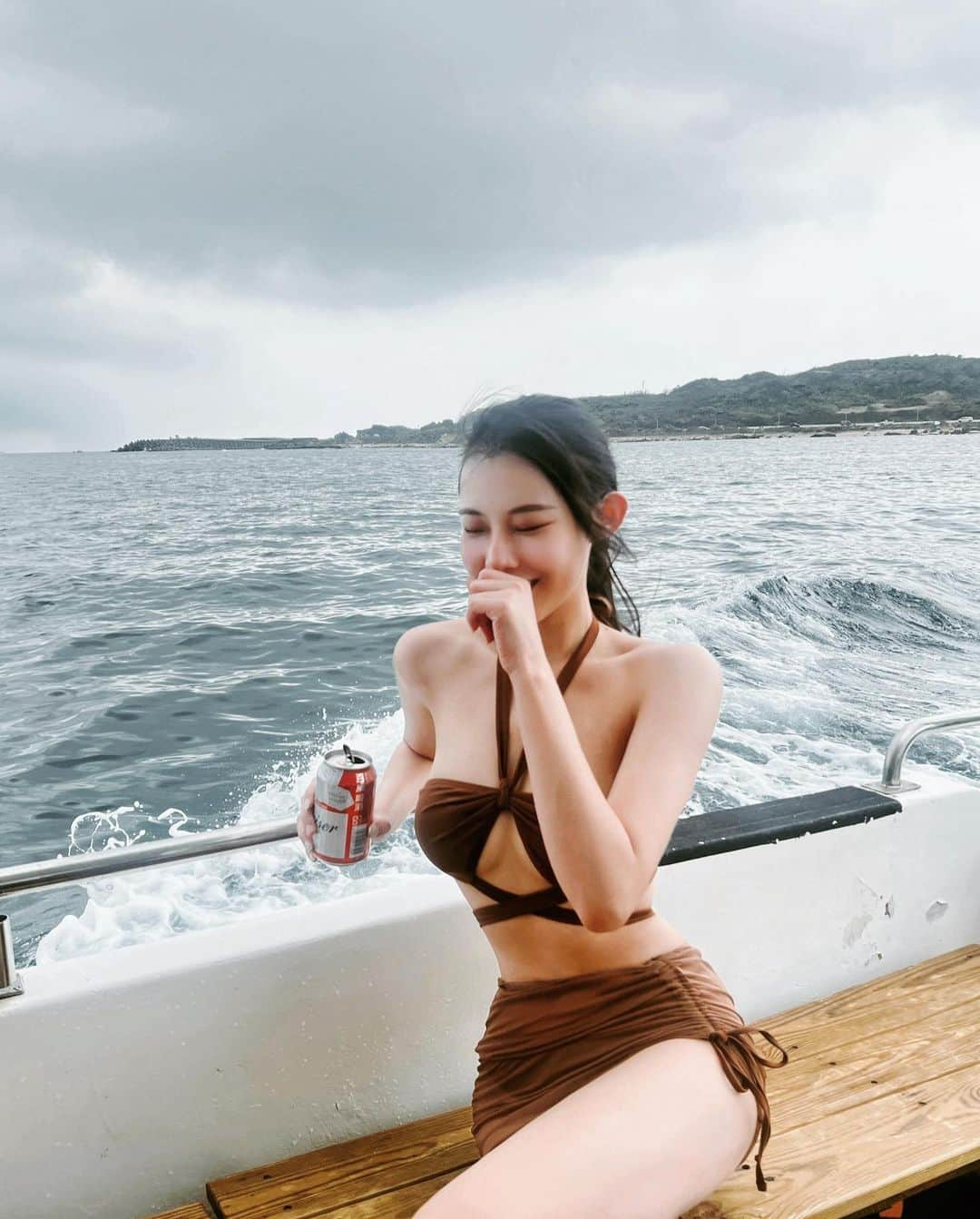 張香香さんのインスタグラム写真 - (張香香Instagram)「🧜🏻‍♀️🍻🤤🐷🌊 出去吃喝玩樂 有 #愛吃錠 不怕 🦦🍕 @odokei_official」5月23日 10時23分 - m40925