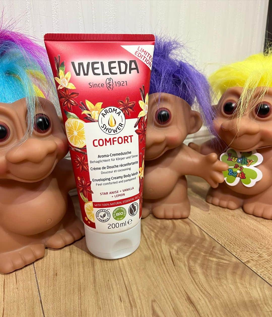 酒井大祐のインスタグラム：「今季も @weleda_japan 様 アンバサダーを継続させて頂くことになました。 よろしくお願いします。  #weledajapan #teamweleda  #ヴェレダ #ヴェレダジャパン  #チームヴェレダ   アロマシャワーコンフォート クリーミーな泡に包まれる心地良いバスタイムを ＜甘酸っぱいレモンの香り＞  汗ばむ季節になって来ました。 練習後のシャワータイムで使用します。  100%天然アロマの香りを楽しみながら、 オーガニック植物油のリッチな泡でお肌をしっとりと洗い上げるボディ用洗浄料   季節の香りを楽しみたい方 しっとりした洗いあがりが好みの方 環境にできるだけ負担をかけたくない方  におすすめです。  @matsu_rio @transparente.official @daisukesakai1022  #松永理生　#トランスパレンチ  #酒井大祐  #volleyball #バレーボール #指導者 #コーチ　#監督　 WELEDA JAPAN @weleda_japan」