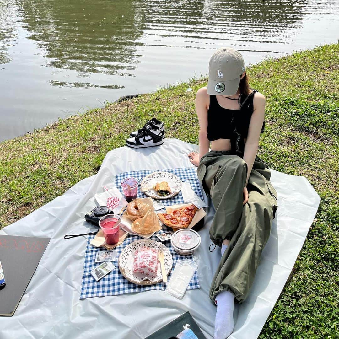 東海林クレア（くれたん）さんのインスタグラム写真 - (東海林クレア（くれたん）Instagram)「picnic💙🤍」5月23日 10時33分 - crea_shoji