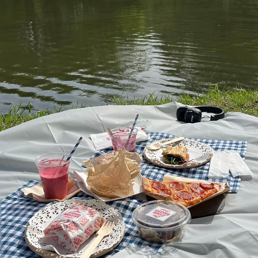 東海林クレア（くれたん）さんのインスタグラム写真 - (東海林クレア（くれたん）Instagram)「picnic💙🤍」5月23日 10時33分 - crea_shoji