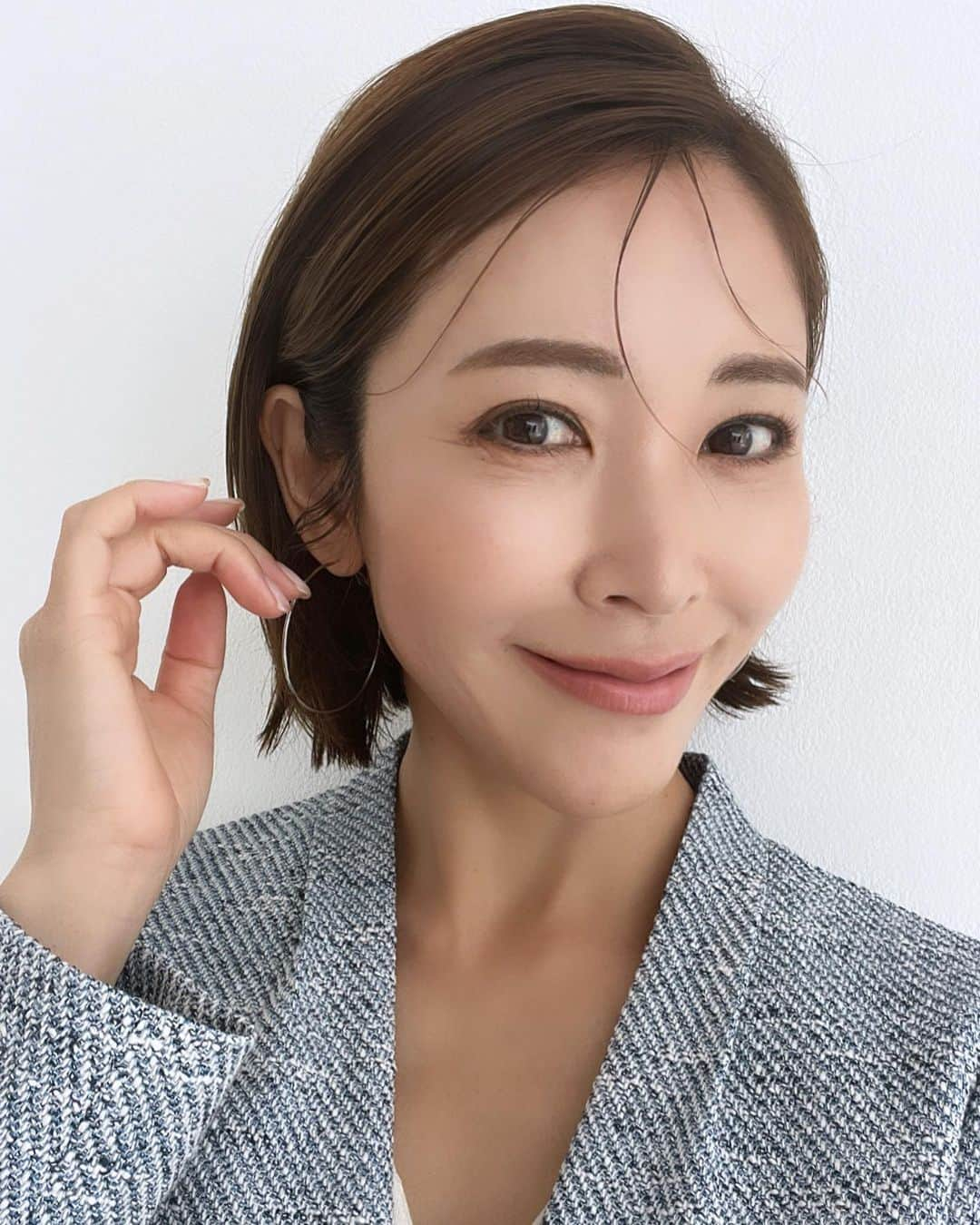 長谷川朋美さんのインスタグラム写真 - (長谷川朋美Instagram)「メイクの力✨💄 昨日はとある撮影で久々に 一からメイクをしていただきました😆  ここ数年、撮影の時のメイクはほぼ自前でしたが やはりプロは凄い👏（当たり前😂）  違う私を引き出してくれて、 セルフイメージの幅が ぐっと広がったし上がった❤️  メイクやヘアって自分自身の演出で、 魔法ですよね✨夢がある🥰  欲しいメイク道具も色々チェックできたし 貴重な時間で撮影も楽しかったー🌈  本当は色々写真あげたいけど 今はこのくらいで留めておきましょう😎  #shooting #photoshoot #撮影 #makeup #make #cosmetic #ナチュラルコスメ #セルフイメージ #セルフブランディング #セルフプロデュース」5月23日 10時39分 - hasegawa.elena.tomomi