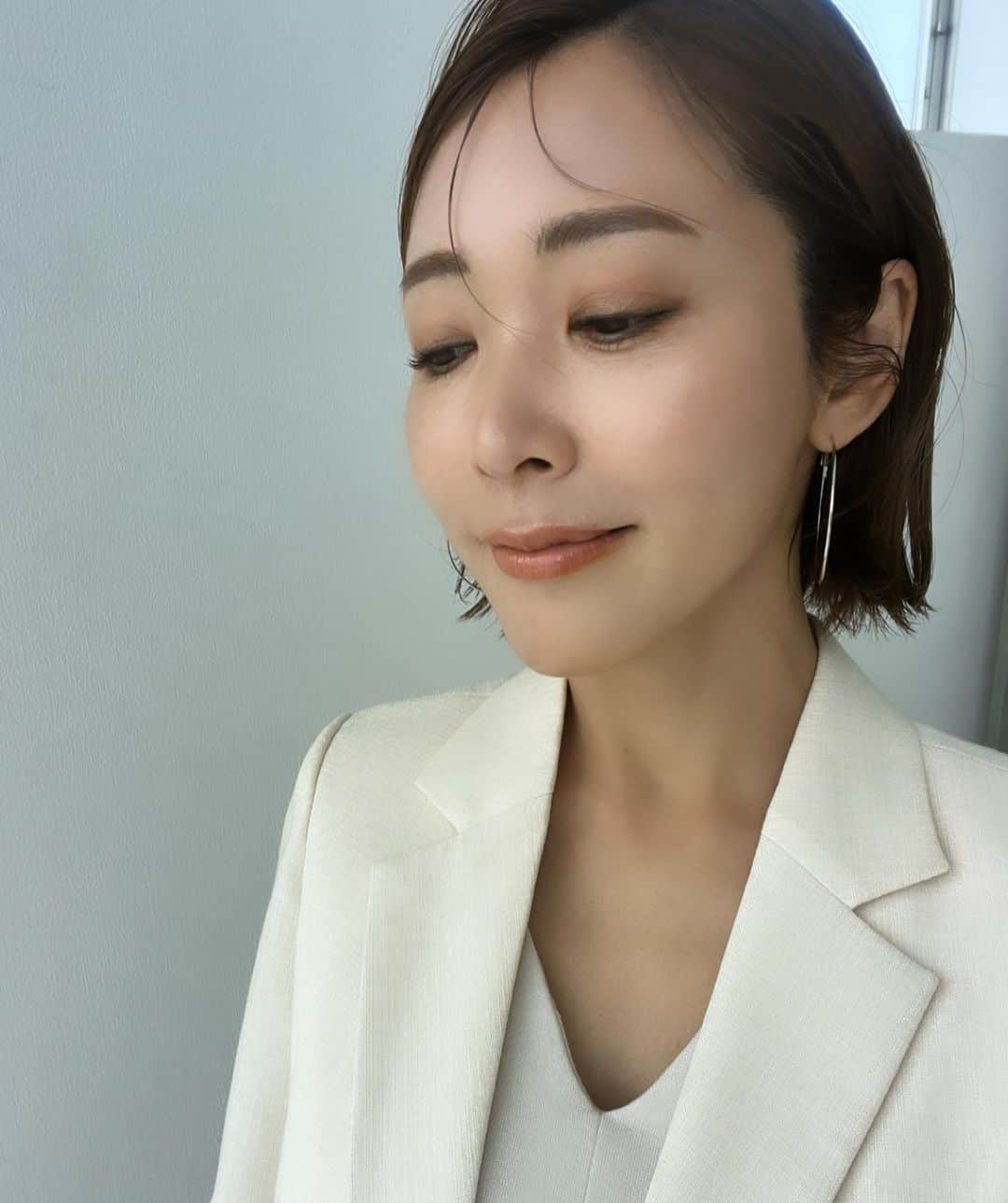 長谷川朋美さんのインスタグラム写真 - (長谷川朋美Instagram)「メイクの力✨💄 昨日はとある撮影で久々に 一からメイクをしていただきました😆  ここ数年、撮影の時のメイクはほぼ自前でしたが やはりプロは凄い👏（当たり前😂）  違う私を引き出してくれて、 セルフイメージの幅が ぐっと広がったし上がった❤️  メイクやヘアって自分自身の演出で、 魔法ですよね✨夢がある🥰  欲しいメイク道具も色々チェックできたし 貴重な時間で撮影も楽しかったー🌈  本当は色々写真あげたいけど 今はこのくらいで留めておきましょう😎  #shooting #photoshoot #撮影 #makeup #make #cosmetic #ナチュラルコスメ #セルフイメージ #セルフブランディング #セルフプロデュース」5月23日 10時39分 - hasegawa.elena.tomomi