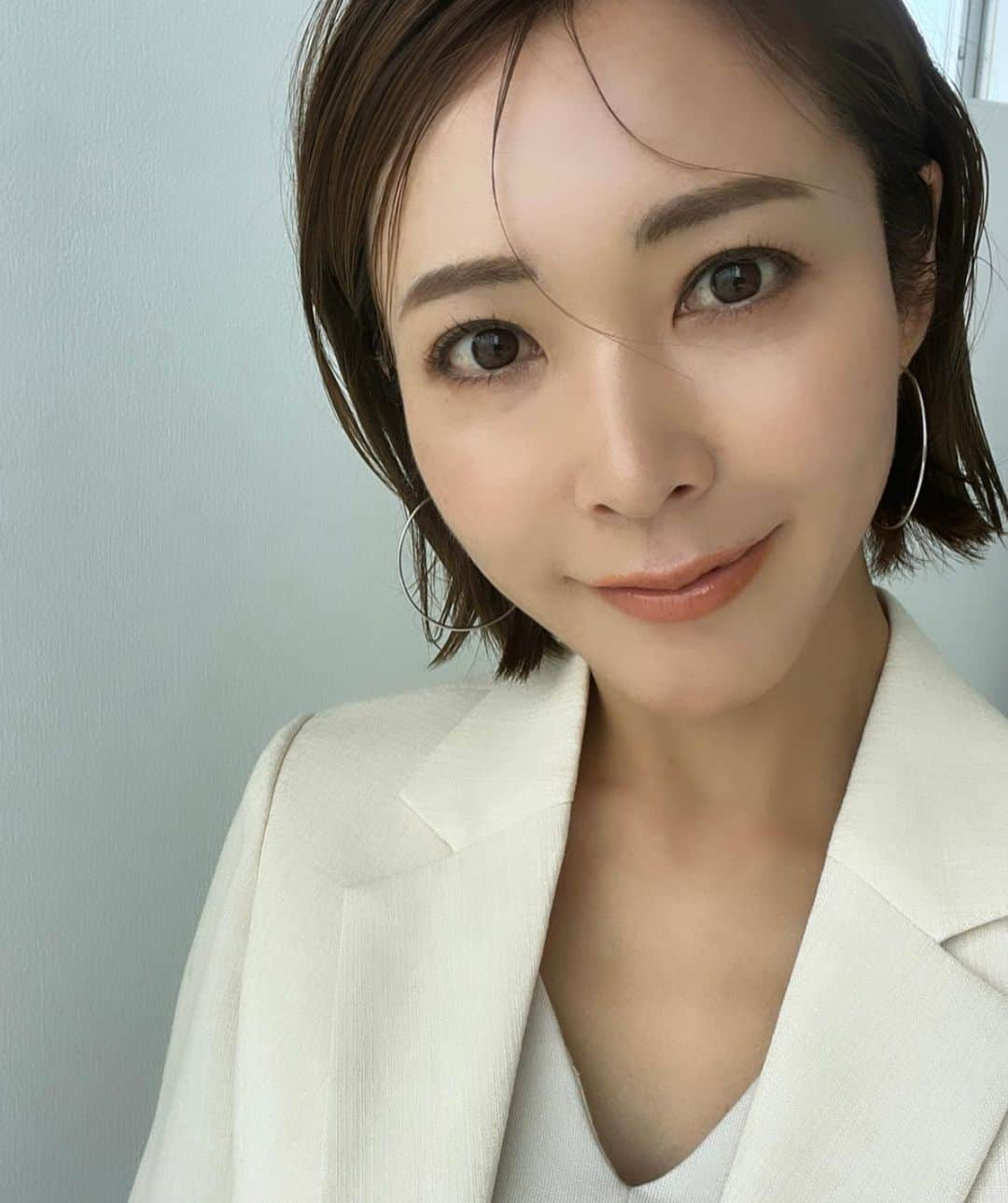 長谷川朋美さんのインスタグラム写真 - (長谷川朋美Instagram)「メイクの力✨💄 昨日はとある撮影で久々に 一からメイクをしていただきました😆  ここ数年、撮影の時のメイクはほぼ自前でしたが やはりプロは凄い👏（当たり前😂）  違う私を引き出してくれて、 セルフイメージの幅が ぐっと広がったし上がった❤️  メイクやヘアって自分自身の演出で、 魔法ですよね✨夢がある🥰  欲しいメイク道具も色々チェックできたし 貴重な時間で撮影も楽しかったー🌈  本当は色々写真あげたいけど 今はこのくらいで留めておきましょう😎  #shooting #photoshoot #撮影 #makeup #make #cosmetic #ナチュラルコスメ #セルフイメージ #セルフブランディング #セルフプロデュース」5月23日 10時39分 - hasegawa.elena.tomomi