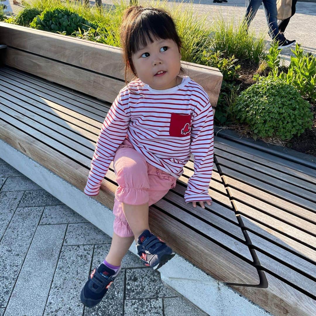 のインスタグラム：「最近写真を撮ってほしいちーわさん😇  どこで見たんか知らんけどポーズ決めてらっしゃる☺️  最後のはどこで見たんでしょうか😊  #ぽる」