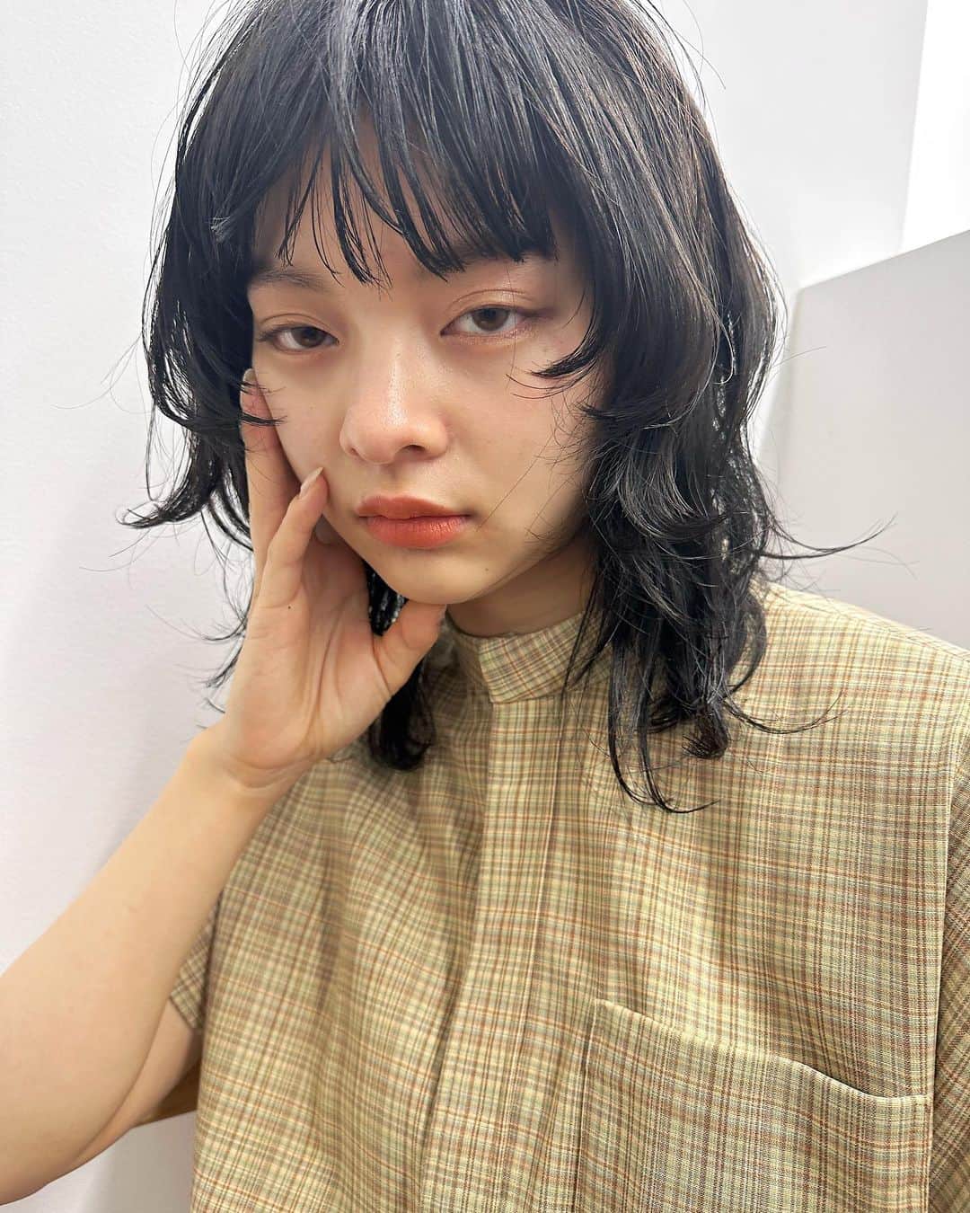 Yanagihara Hirokiさんのインスタグラム写真 - (Yanagihara HirokiInstagram)「顔周り✂︎を切ると　巻いてもいい✂︎✂︎  ・ ・ デザインしましょう ・ ・ @yanagihara_hiroki  ・ ・レイヤー入れると✂︎  ・ スタイリングでいい事だらけです。 ・ 動きが出る ・ 可愛くなる ・ ストレートに飽きたらレイヤーも◎ ・ スタイリング剤は　@hay_natural  ・  #キャンペーン#美容室#ヘアサロン#ボブ#ハンサムショート#ショートヘア#ケアブリーチ#ブリーチカラー#切りっぱなしボブ#外ハネボブ#マッシュショート #ブロンドヘア#表参道#フェイスレイヤー  #1dk #ワンディーケー #アイディーケー  #1dkスタイリングオイル #1dkスタイリングソルベ #1dkスタイリングドロップ #lala_hair」5月23日 10時51分 - yanagihara_hiroki