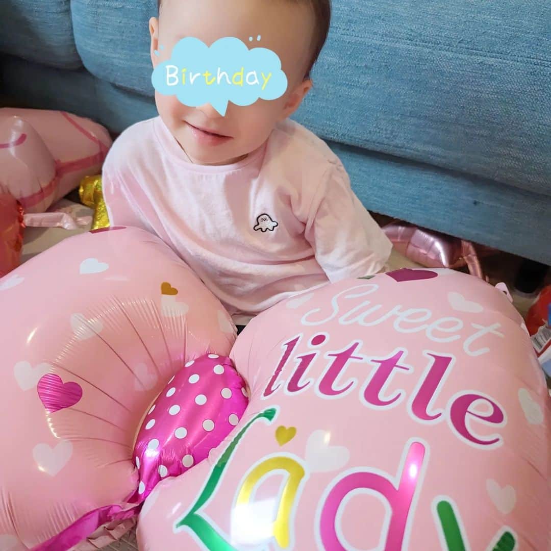 くぼたみかのインスタグラム：「My little baby has already become 2🥺  先日は娘の2歳の誕生日💝ペッパピッグの飾り付けしたりプレゼント考えたり渡し方計画したり、疲れたけど楽しかった🤣 親戚や友達からもたくさんプレゼントもらって、幸せものな娘です🎁  誕生日当日に娘の大好きなシナぷしゅの映画が公開で、勝手に運命を感じた！...んだけど、チケット売り切れで買えなかったー😭誕生日2日後に行き、映画館デビューしました🧡  私達のところに生まれてくれて、毎日震えるほどの可愛さと感動をありがとう🫶  #birthday #2yearsold #peppapig @synapusyu」