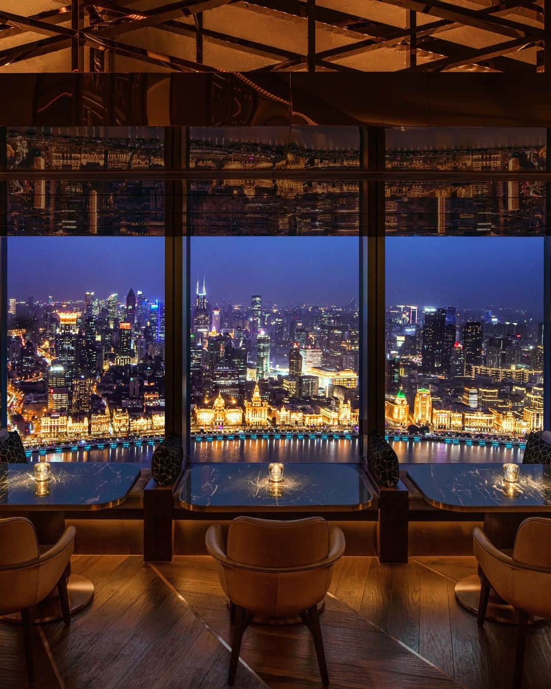 リッツ・カールトンのインスタグラム：「Watch evenings come to life in the glow of city lights at The Ritz-Carlton #Shanghai, Pudong.」