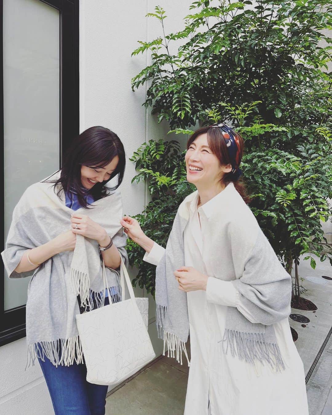織香のインスタグラム：「おはようございます☔️ 昨日は真夏日だったのに今日はこの寒さ🥶  皆さま寒暖差にやられていませんか？ こんな時こそ！おうちでもカシミアマフラーを巻いて🧣首元暖かくしてお過ごしくださいね🫶💕💕  写真は先日、偶然同じカラーのストール巻いてたミホちゃんと🤗  5年前のライトグレー🤍🩶 お洒落なミホちゃんにヘビロテして貰えて嬉しいなー💕  毛玉もなくヘタレてもない👏 一年中、そして長ーく！愛用できるのがカシミアの魅力です🐐❤️❤️❤️  #QVC #カシミア100% #洗える #波起毛 #メーカー川辺株式会社 #インターモード」