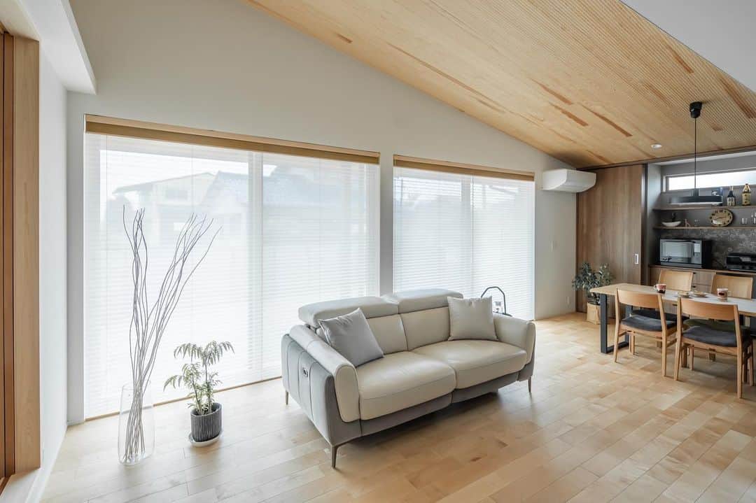 ルポハウス一級建築士事務所さんのインスタグラム写真 - (ルポハウス一級建築士事務所Instagram)「・ ・ ・ 《和やかに暮らす平屋/四日市市》 ・ 屋根に合わせて計画した勾配天井が美しい、伸びやかで開放感のあるリビング。 ・ 天井は木で仕上げ、木肌や光の陰影をアクセントに。 ・ ・ ・ 設計担当/田岡尚記 @n_taoka  インテリア担当/藤澤　佳織 @repos_j  ・ ・ ・ 𓐌𓐌𓐌𓐌𓐌𓐌𓐌𓐌𓐌𓐌𓐌𓐌𓐌𓐌𓐌𓐌𓐌𓐌  ルポハウスの施工事例はこちらまで☞ @reposhouse  𓐌𓐌𓐌𓐌𓐌𓐌𓐌𓐌𓐌𓐌𓐌𓐌𓐌𓐌𓐌𓐌𓐌𓐌 ルポハウス はちょっとかっこいい家 を"友人のために" という思いでつくっています。 一生に一度の#マイホーム。 「あなたにしかできない」×「ルポハウスだからできる」で、 私たちだけの#家づくり を思いっきり楽しんでみませんか？！ ・ ・ ・ #住宅 #注文住宅 #マイホーム計画 #家づくりアイデア #リビング #リビングインテリア #勾配天井 #勾配天井リビング #プレイリーホームズ #デザインパネル #デザインパネルヴィレ #サンゲツクロス #fe74290 #無垢床 #カエデカバ #三重の家 #平屋 #平屋の家 #平屋リビング」5月23日 11時02分 - reposhouse