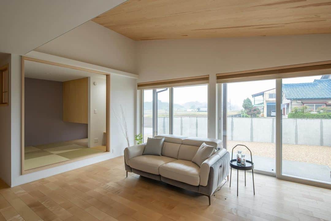 ルポハウス一級建築士事務所さんのインスタグラム写真 - (ルポハウス一級建築士事務所Instagram)「・ ・ ・ 《和やかに暮らす平屋/四日市市》 ・ 屋根に合わせて計画した勾配天井が美しい、伸びやかで開放感のあるリビング。 ・ 天井は木で仕上げ、木肌や光の陰影をアクセントに。 ・ ・ ・ 設計担当/田岡尚記 @n_taoka  インテリア担当/藤澤　佳織 @repos_j  ・ ・ ・ 𓐌𓐌𓐌𓐌𓐌𓐌𓐌𓐌𓐌𓐌𓐌𓐌𓐌𓐌𓐌𓐌𓐌𓐌  ルポハウスの施工事例はこちらまで☞ @reposhouse  𓐌𓐌𓐌𓐌𓐌𓐌𓐌𓐌𓐌𓐌𓐌𓐌𓐌𓐌𓐌𓐌𓐌𓐌 ルポハウス はちょっとかっこいい家 を"友人のために" という思いでつくっています。 一生に一度の#マイホーム。 「あなたにしかできない」×「ルポハウスだからできる」で、 私たちだけの#家づくり を思いっきり楽しんでみませんか？！ ・ ・ ・ #住宅 #注文住宅 #マイホーム計画 #家づくりアイデア #リビング #リビングインテリア #勾配天井 #勾配天井リビング #プレイリーホームズ #デザインパネル #デザインパネルヴィレ #サンゲツクロス #fe74290 #無垢床 #カエデカバ #三重の家 #平屋 #平屋の家 #平屋リビング」5月23日 11時02分 - reposhouse