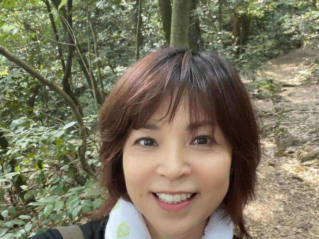 石原詢子さんのインスタグラム写真 - (石原詢子Instagram)「同級生と岐阜城がある金華山に登ってきました❗ 新曲『五島椿』で天下を取るぞー！！ って、大袈裟ですが。 どうしても発売前に登りたかったの。 頂上に着いたときの達成感。 捻挫して来れなかったマキちゃんが作ってくれた🍙美味しかったなぁ〜 登山からの、バーベキュー。 同級生との時間は本当に楽しい(^-^)  #金華山 #岐阜城 #岐阜 #同級生 #登山 #トレッキングポール #頂上 #帰りは #ロープウェイ で #3分 #筋肉痛 なし #楽しい時間 #石原詢子」5月23日 11時03分 - junko_ishihara.official