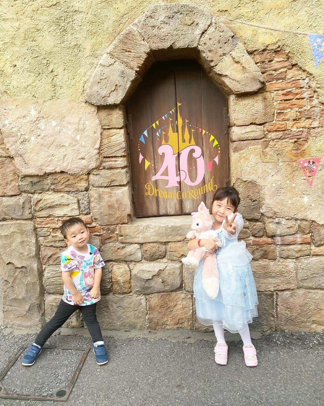 田中雅美さんのインスタグラム写真 - (田中雅美Instagram)「プリンセスと声をかけられて嬉しそうだった娘と終始おもろい息子❤️  ・ ・ #姉弟 #ディズニーシー #disneysea  #プリンセス」5月23日 11時03分 - tanakamasami_official