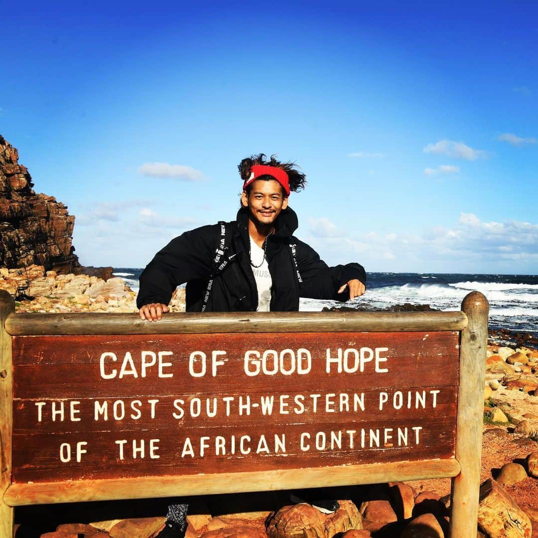 五十嵐恭雄さんのインスタグラム写真 - (五十嵐恭雄Instagram)「喜望峰 #南アフリカ 🇿🇦 最南西端の岬ですー！  手付かずの自然も感じられ、 たまらない場所でした。 強風の中歩きましたが、 崖のほうは危険だけど、 楽しかった🚶  野生の動物が出たりでダチョウも見れました！🪿シマウマもいるらしいです。  #喜望峰 #capeofgoodhope  #世界遺産 #worldheritage  #アフリカ #africa  #旅 #旅人 #trip #triper」5月23日 11時17分 - yasuo_ikarashi_