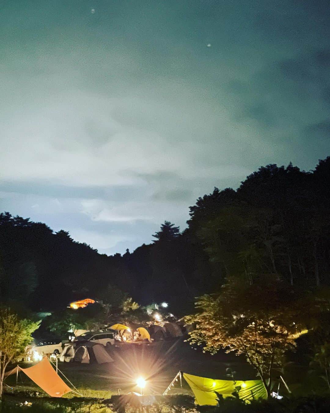 西方凌さんのインスタグラム写真 - (西方凌Instagram)「今年初キャンプ！🏕️ やっと行けた〜 前回は曇りで星は見ることが出来なかったキャンプ場へ、星を求めてリベンジ！ 雨スタートでしたが夜は奇跡的に晴れ、 最高の星空を見る事が出来ました🌌   さて、大量の洗濯にギアのメンテナンス。 頑張りますかね🥹  初めての#雨設営 #星の降る森キャンプ場」5月23日 11時11分 - nishikataryo