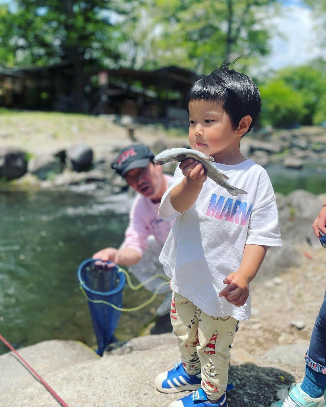 西方凌のインスタグラム：「今年初キャンプ！🏕️ やっと行けた〜 前回は曇りで星は見ることが出来なかったキャンプ場へ、星を求めてリベンジ！ 雨スタートでしたが夜は奇跡的に晴れ、 最高の星空を見る事が出来ました🌌   さて、大量の洗濯にギアのメンテナンス。 頑張りますかね🥹  初めての#雨設営 #星の降る森キャンプ場」