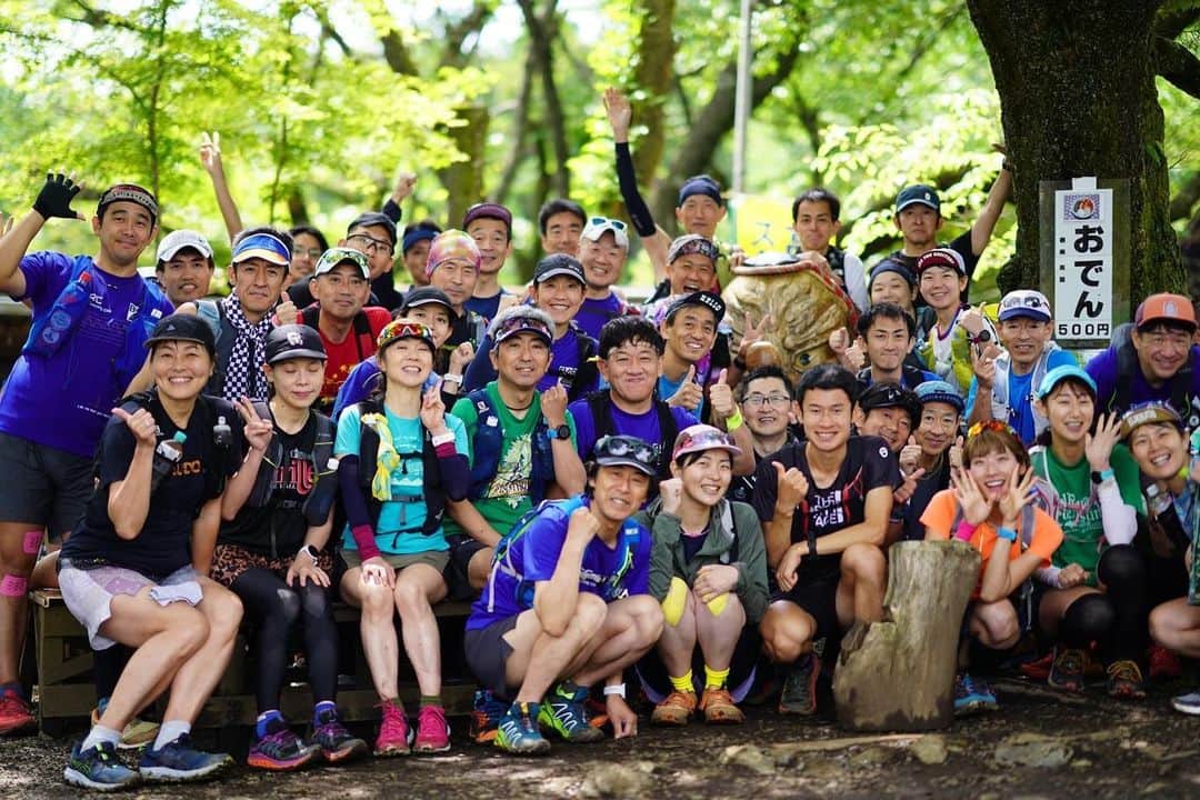 西谷綾子のインスタグラム：「🏃‍♀️⛰️ 【長田豪史×西谷綾子コラボ企画】 ワクワク！高尾山・城山トレイルラン20㎞⛰️🏃‍♀️ ご参加ありがとうございました💓🥰  参加する前は心配や不安な方も多くいらっしゃいましたが 走り出したら皆さん良い走り！ 素晴らしい〜🏃‍♂️👏😍  初めての方もサポートスタッフさん達のおかげで 自分のペースで頑張れましたね🥹 下り坂が怖い私も😱ゆるゆると🏃‍♀️  このイベントを通して さらにみんなが仲良くなり嬉しいな🥰 素敵な思い出が1つ増えて幸せだぁあ🫶 ずっと楽しかったぁ🥹💓  イベントが大成功に終えれたのも 羽鳥さん、松本さん、大坂さんのサポート、 そして先頭を引っ張ってくださったり 分岐点にいてくださった 檜垣さん、村山さん、武田さん達のおかげです🤝🥹  トークショーから大盛り上がり😂 みんなが楽しめる魅力溢れる内容を考えてくださった 長田さん！ @osadagoshi  本当にありがとうございました！！！💐🥰  #高尾山トレイルは2019年の夏以来でした😳 #高尾山口駅に着くまで不安でした🚃😂」