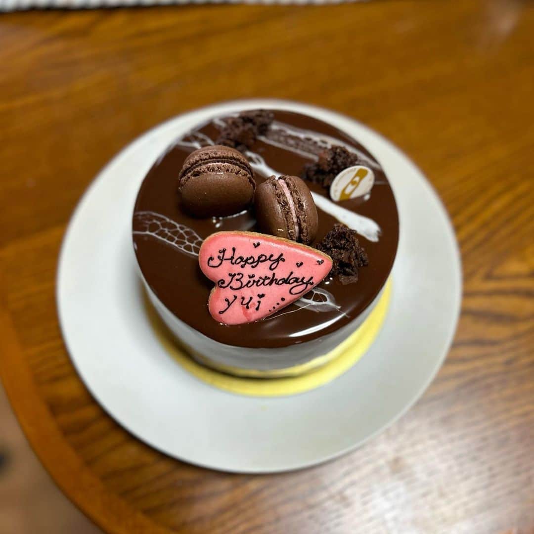 川原由維さんのインスタグラム写真 - (川原由維Instagram)「【Birthday cake🎂】は、念願の 『パティスリールイさん』 @patisserie_rui   イチジクのケーキからファンになり、クリスマスケーキ🎄と感動したので、birthday cakeも食べてみたくて♡ チョコレートが甘過ぎず、濃厚なのにさっぱり食べれて、想像以上のデコレーションケーキ🎂でした🩷  リクエストに優しくご対応いただき、気持ちの良い誕生日を過ごす事が出来ました。 感謝の気持ちでいっぱいです。  お店のケーキ🍰はもちろん、ルイさんとスタッフさんのお人柄にもファンになりました。  おかげさまで記念に残る誕生日🎂となりました。 ありがとうございました😊  #birthdaycake #パティスリールイ #sweets #cake」5月23日 11時18分 - yui5520