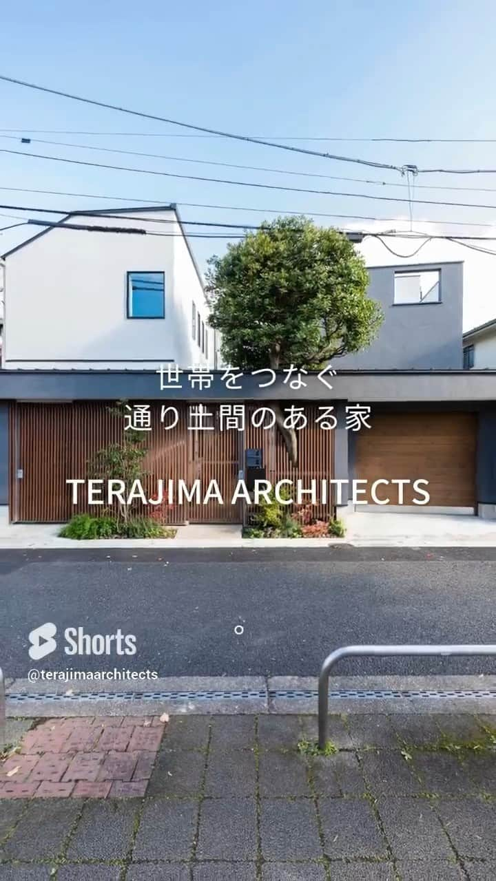 テラジマアーキテクツのインスタグラム：「建築実例詳細 https://www.kenchikuka.co.jp/houses/1007/  和モダンの外観が印象的な二世帯住宅。長い年月をかけ育まれた緑豊かな敷地に「既存の緑を生かす」「世帯間の繋がり」をテーマに計画しました。 集う時もそれぞれの時間を過ごす時も、家族が緩やかに繋がる温かな家です。  創業65年　東京・神奈川の設計事務所+工務店 @terajimaarchitects https://www.kenchikuka.co.jp/works/  #terajimaarchitects #テラジマアーキテクツ #設計事務所 #工務店 #戸建リノベーション #リノベーション #house #home #デザイン住宅 #建築実例 #luxuaryhome #beautifulhome #一戸建て #家づくり #建築家 #マイホーム #木の家 　 #モダンインテリア　 #おしゃれな家　 #homedesign #家づくり計画中の人と繋がりたい 　 #マイホーム計画中の人と繋がりたい #モダンリビング #かっこいい家 #ナチュラルモダン #ホームオフィス #木のインテリア #自由が丘 #自由が丘工務店 #自由が丘設計事務所」