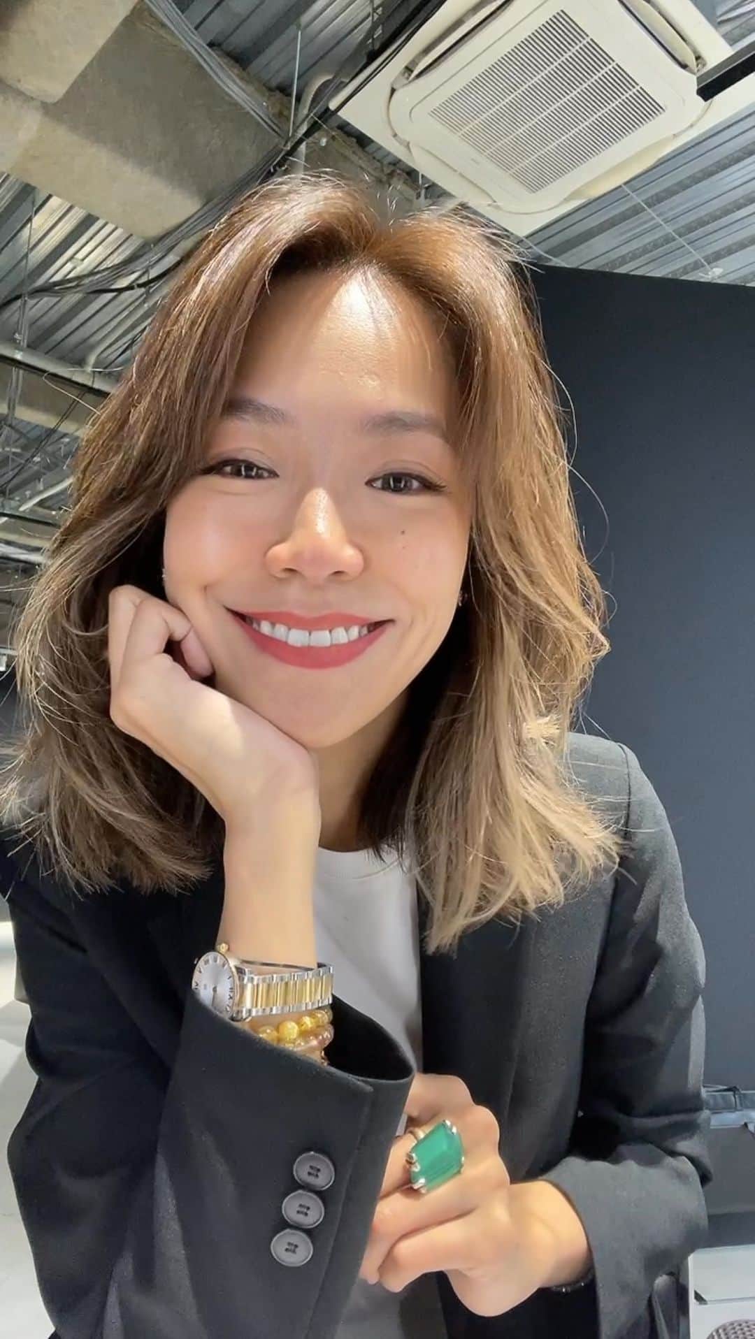 坂倉アコのインスタグラム：「@dyson_jp のプレスカンファレンスMCのお仕事でした🎤ずーっと気になっていたエアーラップを初体験✨  初めて&そもそも不器用なもので扱い方、慣れていなくってごめんなさい🤣でも、そんな私でも使えました笑🙌  熱で髪を痛めず、モーターによる風でしっかりと髪を巻き付けてふわっとカールがなんとも簡単に出来る😍  常に進化し続けるダイソンのテクノロジーは本当にすごいですね😳 これは買いだわー❤️  @dysonhair_jp @dysonhair   #dyson #dysonhair #dysonairwrap #ダイソンエアラップ #ダイソンビューティー #ダイソン」
