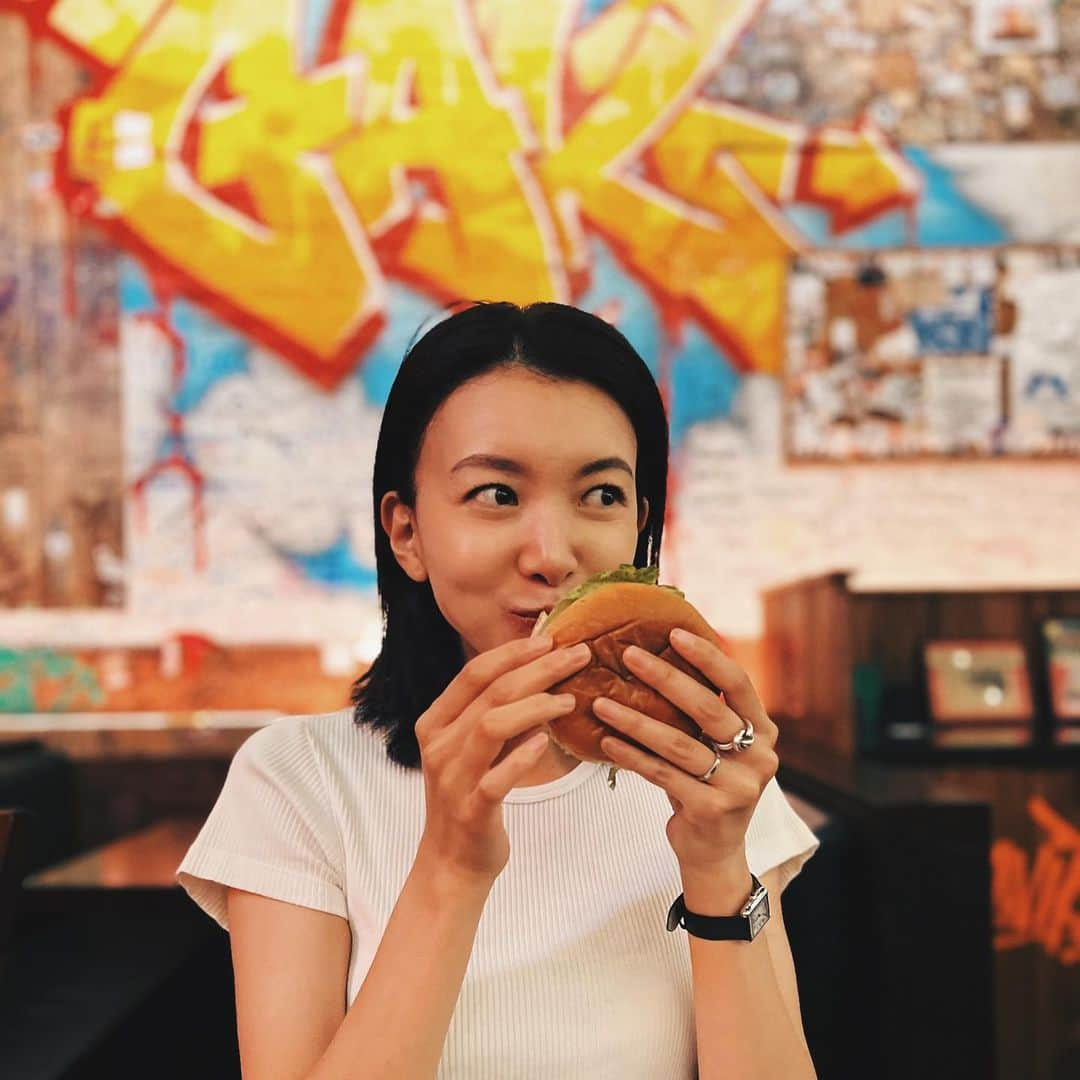 大出千尋さんのインスタグラム写真 - (大出千尋Instagram)「. 久しぶりに大好きな @burgerjointnyc へ🍔 私はいつもbeyond cheese burgerをチョイス♡ . . #newyorkcity#burgerjointnyc #ハンバーガー#ニューヨーク生活」5月23日 16時50分 - chihiro_1208_offi