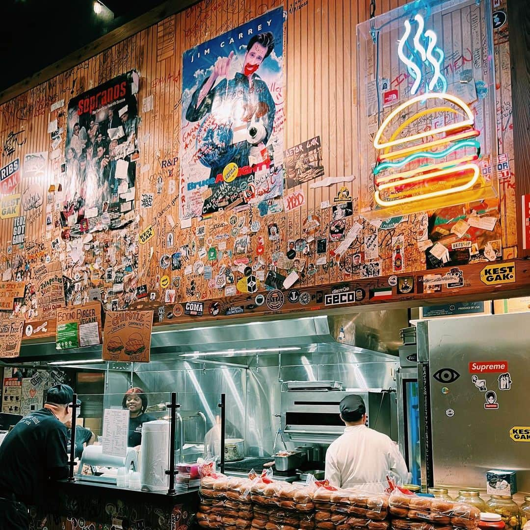 大出千尋さんのインスタグラム写真 - (大出千尋Instagram)「. 久しぶりに大好きな @burgerjointnyc へ🍔 私はいつもbeyond cheese burgerをチョイス♡ . . #newyorkcity#burgerjointnyc #ハンバーガー#ニューヨーク生活」5月23日 16時50分 - chihiro_1208_offi