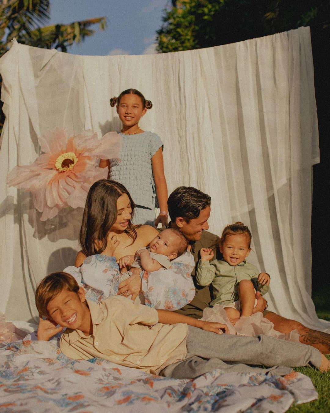 Jennifer Bachdimのインスタグラム：「Wholesome ❤️🙏🏼🥹 #teamBachdim  . . Thank you to the best team for making this beautiful photos of our little (not so little) family 🥹🙏🏼❤️  📸 @a.aditya_ @anaditya_  💄 @renasohanimakeup  💃 @jazmineewilson @asmara.bridal  🌸 @bisasewabali」