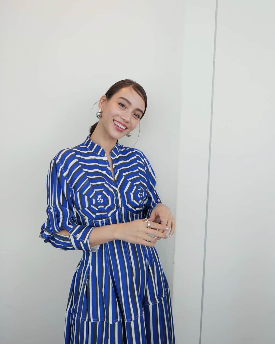 滝沢カレンのインスタグラム：「今日20時からさんま御殿です✨  今日は電車が走る路線で各々集まりそこの話をさんまさんに聞いてもらってオススメするという時間です🚃✨  私は井の頭線を知ってる人として 出場しました☺️  私の大好きな中学時代の思い出がさらに詰まった井の頭線は今でも大好きであり故郷であり仲間がいる場所です🌷  井の頭線からの優しい景色や日差しに走って行く清々しい車窓は忘れられません🚃🌱  目を瞑らなくても思い出すあの毎日✨ 私の地元は一生井の頭線にあります🥰  そんな話をしていたら急に同窓会がしたくなる始末です🥹  東松原で生きていたあの日々はずっと幸せです💕  ぜひ🚃電車好きの方から路線好きの方まで✨ 見てください✨」