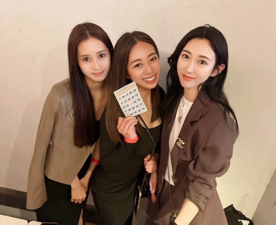 鷲巣綾乃のインスタグラム：「👰‍♀️💓🤵💍✨🕊️  幸せのお裾分け頂きまちた🫶🏾 めっちゃ楽しかった！やっぱりラテ最強❤️ この写メひとり色黒なの目立つｗ  #結婚式二次会#パーティー#女子会パーティー」