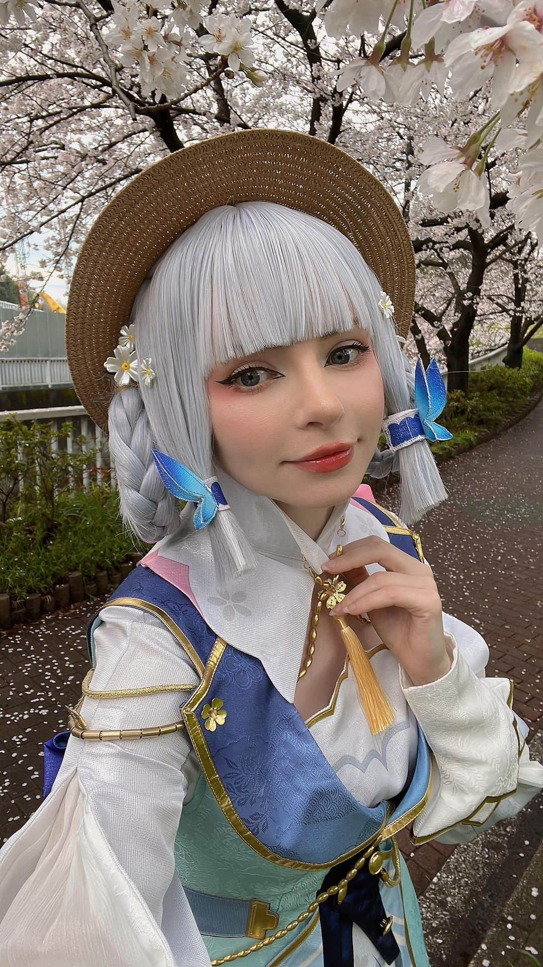 のインスタグラム：「I hope that Kamisato Ayaka gets more skins!! She is always so fun to cosplay! 💕  Cosplay and wig from @ezcosplay   #ayakacosplay #原神 #genshinimpact」