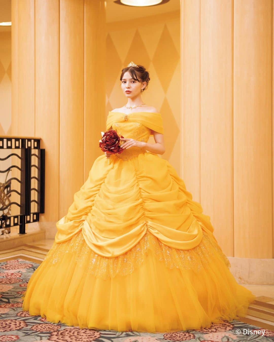 のインスタグラム：「4月から登場した#ディズニーアンバサダーホテルの『#美女と野獣 』の#ベル をイメージしたカラードレスを紹介🕊   💛映画のワンシーンから飛び出したような華やかなデザイン👗 魔法のバラをイメージしたゴールドの刺繍がエレガント🥀✨   💛後ろ姿は腰元のラッフルと裾のチュール素材の組み合わせが印象的❣️   💛#ヘッドドレス や#アクセサリー はゴールドで統一感を👑 イエローやオレンジのストーンがドレスにぴったり💎   💛真っ赤な#バラ はゴールドのリボンやラメがアクセントに✨ ドレスとのコントラストも美しい🌹   #ディズニーファン６月号 ではドレスの詳細を紹介しているのでチェックしてみてね💕     #ディズニーファン6月号 に掲載の記事は、2023年4月17日時点の情報に基づいています。掲載した情報は、予告なく内容が変更、中止になる場合があります。  各情報の最新状況につきましては、誌面に掲載のお問い合わせ先にお問い合わせください。  東京ディズニーリゾートに関する情報は、 東京ディズニーリゾート・インフォメーションセンター 電話0570-00-8632　受付時間：10:00-15:00 （年中無休） （一部のIP電話・国際電話の方は045-330-5211）にお問い合わせください。  読者の皆様にはご迷惑をおかけいたしますが、何とぞご了承いただけますよう、お願い申し上げます。  #ディズニーファン #月刊ディズニーファン #disney #ディズニー #disneyphoto  #tokyodisneyresort #東京ディズニーリゾート #ディズニープリンセス #プレ花嫁 #disneywedding #wedding  #結婚式  #ブライダル#ブライダルプランニングデイ#ディズニーホテル#ウェディングドレス #ウェディングフォト#アンバサダーホテル #アンバサダーホテル結婚式 #フェアリーテイルウェディング #ドリームプリンセスゴールデンローズ #ディズニーウェディング」