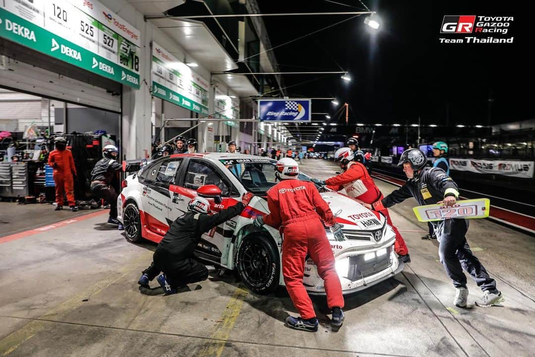 Toyota team thailandさんのインスタグラム写真 - (Toyota team thailandInstagram)「นักแข่ง ทีมงาน และรถต้องเป็นหนึ่งเดียวกัน TOYOTA Gazoo Racing team Thailand “WORLD CHAMPION 4th Consecutive Year”  51st ADAC TotalEnergies 24h Nürburgring ชัยชนะของทีม คือบทพิสูจน์ ในสนามยิ่งใหญ่ที่มีผู้เข้าชม 235,000 คน ในสนามแข่ง TEAMWORK สำคัญที่สุด ในภาวะที่กดดัน นักแข่งต้องมีทักษะและความสามารถ ทีมงานต้องพร้อมในทุกส่วน รถแข่งต้องอึด การแข่งขันรถยนต์ทางเรียบมาราธอน ADAC TotalEnergies 24h Nürburgring ถูกจัดขึ้น ณ เมืองนูร์เบอร์ก ทางตะวันตกของประเทศเยอรมนี ติดต่อกันมากว่า 50 ปี เป็นสนามที่ขึ้นชื่อว่าหฤโหดและอันตรายเป็นตำนานระดับ 1 ใน 3 ของโลก โดยเส้นทางแข่งขันเป็นแบบ Grand Prix Circuit + Street Circuit ที่เป็นถนนลัดเลาะระหว่างหุบเขาเชื่อมต่อ 3 หมู่บ้าน รวมระยะทาง 25.3 กม./รอบ ฉลองครบรอบ 10 ปี TGRTT x 24h. Nürburgring กับแชมป์โลก 4 ปี ติดต่อกัน ทีมไทยหนึ่งเดียวในรายการ ใช้รถ TOYOTA Corolla Altis GR Sports 2 คัน ลงแข่งในรุ่น SP3 (Super Production 3) และในปีนี้รถทั้ง 2 คัน ก็ยังวิ่งได้จำนวนรอบมาสุดกว่าี่เคยทำได้ในทุกปีที่ผ่านมา รถร่วมลงแข่งขัน 131 คันด้วยกัน และมีรถที่ไมาสามารถวิ่งจบการแข่งขันถึง 43 คัน  #119 🏆WINNER 🏆 POS: 60/131 Overall Laps: 126 (Best distance record) Best Laps: 10:08.950 Drivers:  สุทธิพงศ์ สมิตชาติ (Suttipong S.) ณัฐวุฒิ เจริญสุขะวัฒนะ (Nattavude C.) ณัฐพงษ์  ห่อทองคำ (Nattapong H.) มานัต กุละปาลานนท์ (Manat K.)  #120 🥈First Runner Up POS: 61/131 Overall Laps: 125 Best Laps: 10:20.214 Drivers:  กรัณฑ์ ศุภพงษ์ (Grant S.) เฉิน เจี้ยน หงษ์ (Chen Jian Hong) Naoki Kawamura กฤษฏิ์ วสุรัตน์ (Kris V.)」5月23日 11時33分 - toyotagazooracingteamthailand