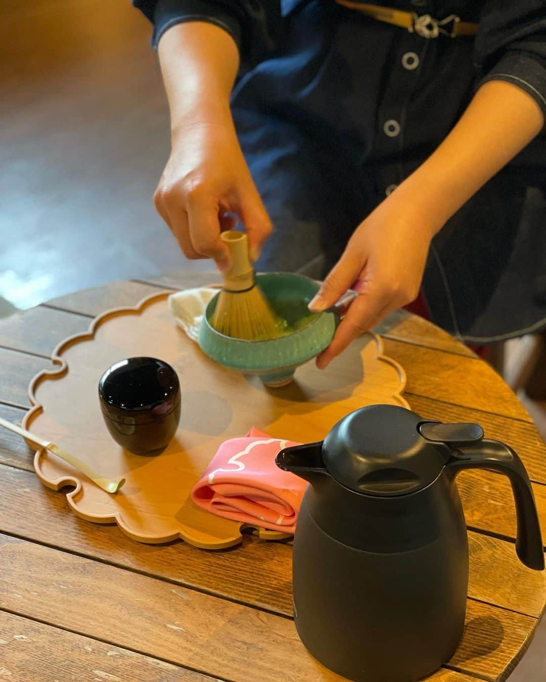 深澤里奈さんのインスタグラム写真 - (深澤里奈Instagram)「◯◯◯  tea journey 軽井沢クラス。 今年1月から始められて 一通り手が動くようになられました。 彼女曰く、お稽古の後3日間が大事だと。 その3日間、続けて復習すると 次の週になっても体が動くそうです。  予習、復習共に大切とは思いますが、 個人的に、何事も復習の方が大事と思います。 二児の働く母で大型犬も飼ってらっしゃる彼女の日常は、さぞかし慌ただしいものだと思いますが、そんな中でも復習の時間を取り、『自分時間』を過ごしていること、素晴らしいと思います。  一緒に過ごしていて、嬉しくなる稽古時間でした。  ありがとうございました。  #teajourney #tabletea #テーブル茶 #軽井沢茶道 #軽井沢茶道教室 #yukiwabon #お稽古 #茶の湯の稽古 #自宅の茶」5月23日 11時42分 - rinatj