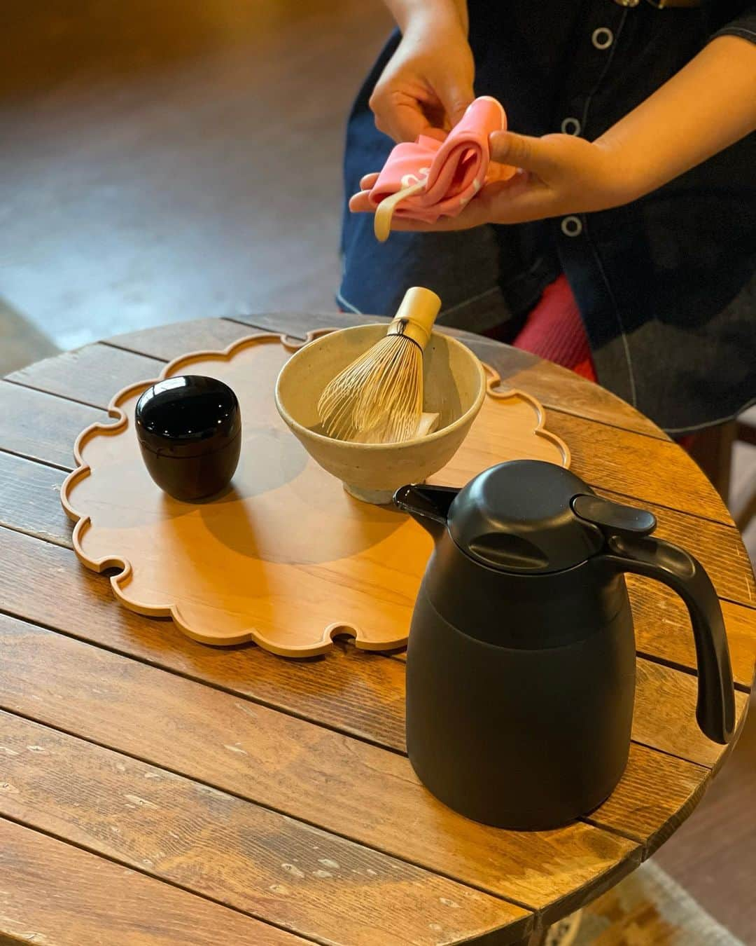 深澤里奈のインスタグラム：「◯◯◯  tea journey 軽井沢クラス。 今年1月から始められて 一通り手が動くようになられました。 彼女曰く、お稽古の後3日間が大事だと。 その3日間、続けて復習すると 次の週になっても体が動くそうです。  予習、復習共に大切とは思いますが、 個人的に、何事も復習の方が大事と思います。 二児の働く母で大型犬も飼ってらっしゃる彼女の日常は、さぞかし慌ただしいものだと思いますが、そんな中でも復習の時間を取り、『自分時間』を過ごしていること、素晴らしいと思います。  一緒に過ごしていて、嬉しくなる稽古時間でした。  ありがとうございました。  #teajourney #tabletea #テーブル茶 #軽井沢茶道 #軽井沢茶道教室 #yukiwabon #お稽古 #茶の湯の稽古 #自宅の茶」