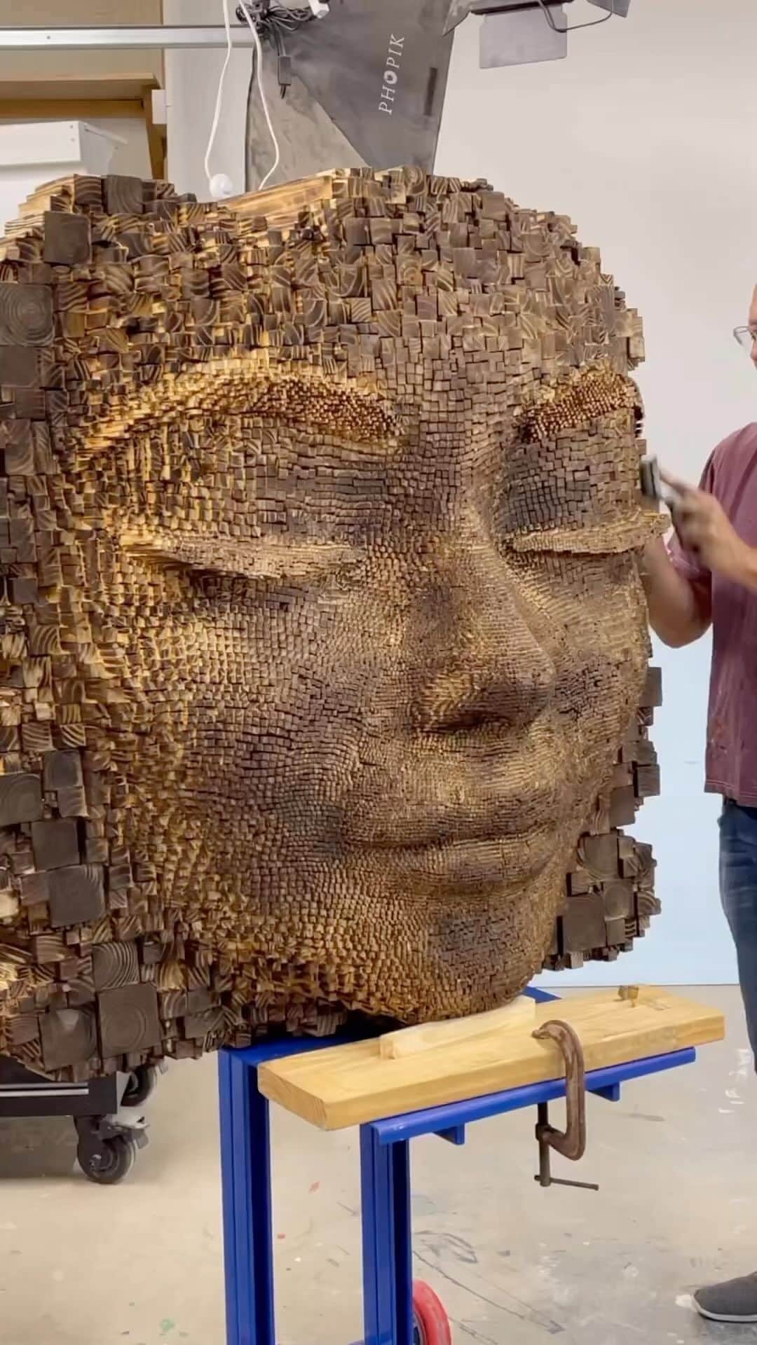 Juxtapoz Magazineのインスタグラム：「Thousands of wood pieces all in one work by @gilbruvel」