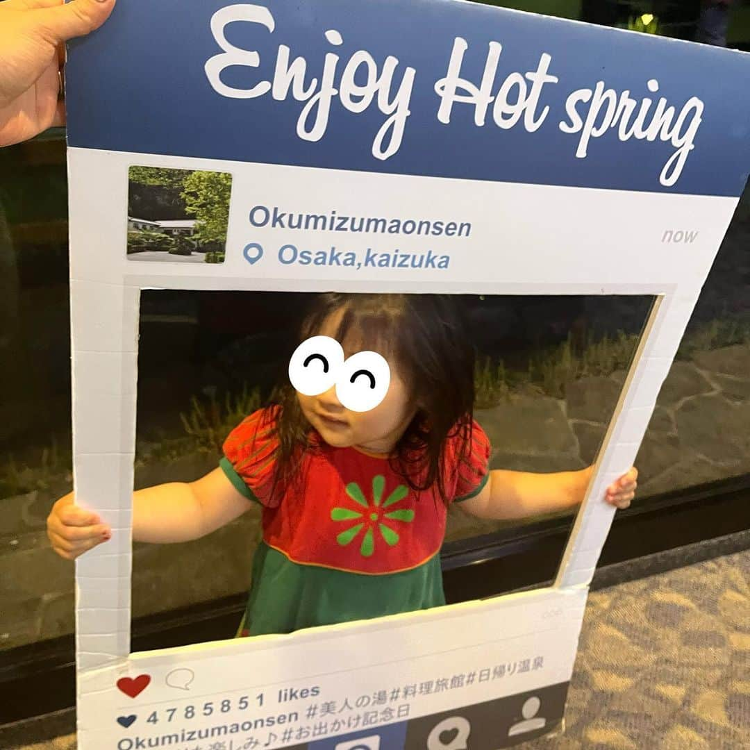 安枝瞳さんのインスタグラム写真 - (安枝瞳Instagram)「奥水間温泉♨️ 今回地元に帰った時、近過ぎて泊まったことなかった地元の温泉に泊まらせていただきました！ 思ってた以上に子連れに優しい温泉でした😍 . ・客室露天風呂1室あり！(お湯は温泉ではない) とても広くてよかった🥺🥺🥺 ・子供メニュー(夕食年齢によって3段階あり) ・子供用浴衣(写真はお姉ちゃんしか着てないですが、下の子用の100cmもありました) ・大浴場ぬるめ！！！！！！ そしてツルツルになる🥺✨ (熱いと入ってくれないうちの子的にはとても助かりました！) ただ下の子は趣あり過ぎて大浴場入れませんでした…😅 ・大浴場にベビーベッドあり！ ・牛乳の自販機がロビーにある！ (これ嬉しい人いるはず！) ・ご飯めちゃ美味しかった😭✨ (1番豪華なのは昼食抜いて行かないと食べれないくらい質も量も満足) ・朝夕部屋食！(部屋によるかも！) ・夏はプールも！ ・目の前川で川遊びや川釣りもできる (虫除けスプレー必須！) ・川のせせらぎ聴きながら過ごせる✨ ・少し車で移動すればグランピング施設にお買い物できるところが！ ・🚗移動すれば大きめの公園(水間公園)有名なお寺(水間寺)も！ . …てな感じで、とてもとても素敵な時間を過ごさせていただきました！ 今度は地元の家族も連れて行こう🤭💕 わちゃわちゃ過ごさせていただきありがとうございました🙇‍♀️❤️ #奥水間温泉 #水間寺 #水間公園 #いぶきヴィレッジ #子連れ温泉  #子供メニューあり #貝塚観光スポット #貝塚観光」5月23日 11時48分 - hitomiyasueda