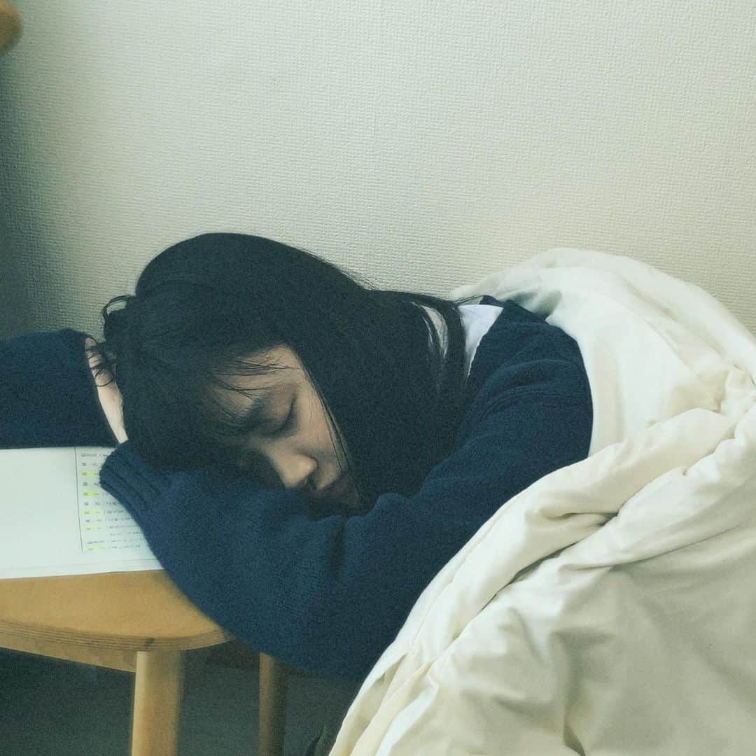 萩原みのりのインスタグラム：「ふわふわの赤ちゃんみたいなへんてこ未夢ちゃん。台本抱き抱えて寝ながらぶつぶつ寝言言ってる姿がきゅんすぎた、、、本当に魅力的で私も望智ちゃんもずっとめろめろでした。めろい。めろい！！(こういう時使うんだな多分)  @tue_action_fujitv  『バイバイ、マイフレンド』 今夜3話です📚」