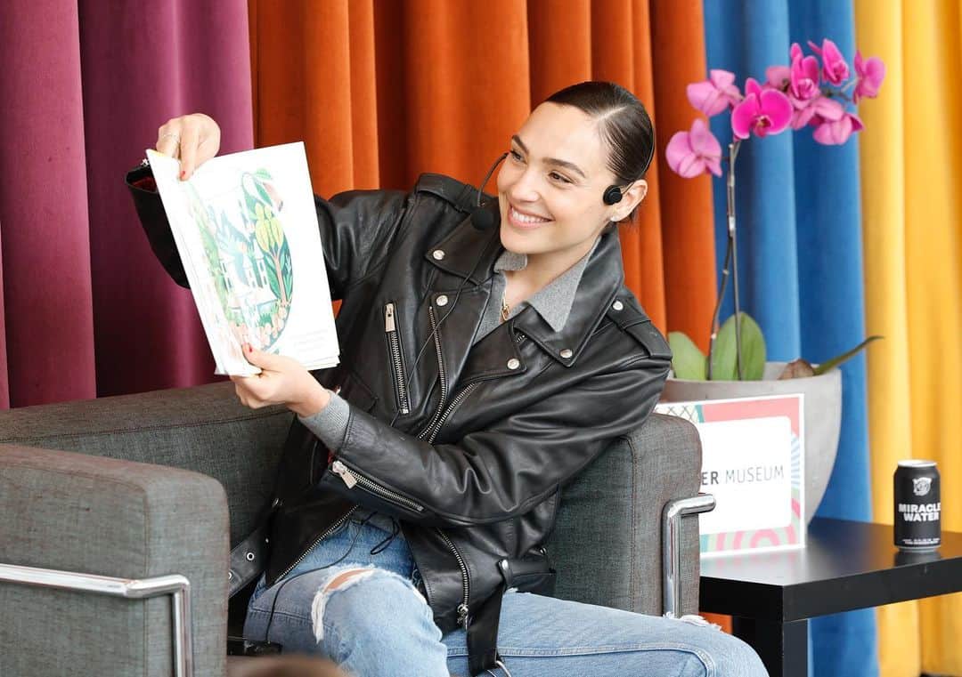 ガル・ガドットのインスタグラム：「K.A.M.P. (Kids Art Museum Project) is making a difference in the lives of children and families! Thanks to the proceeds from this project, @hammer_museum is able to offer free programming to thousands of people throughout the year.  On Sunday I was able to be apart of KAMP, and with more than 1,000 attendees they were able to raise $240K to support family programs at the museum.  #KAMP #hammerkamp」
