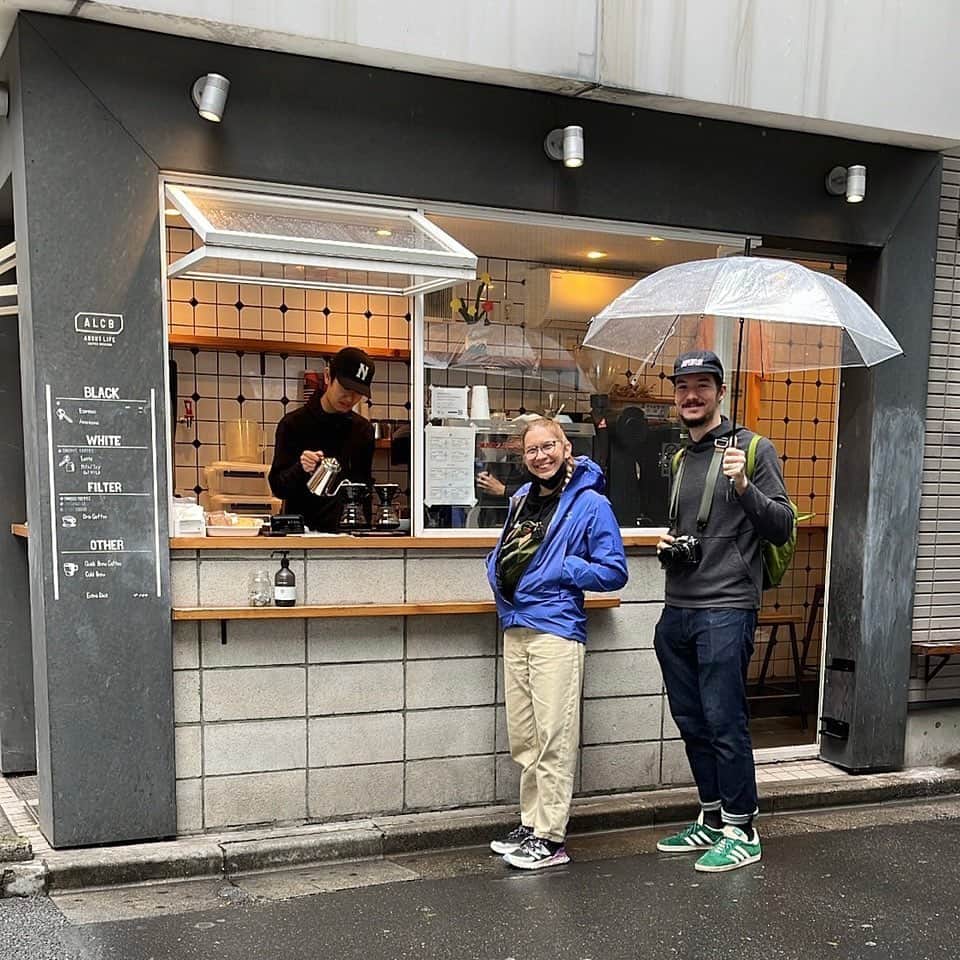 ABOUT LIFE COFFEE BREWERSさんのインスタグラム写真 - (ABOUT LIFE COFFEE BREWERSInstagram)「【ABOUT LIFE COFFEE BREWERS 道玄坂】  Hello! This is ALCB Dogenzaka!  It's raining today☔️  However, we are very happy to see so many people visiting our store, thank you very much🙏  We are open from 09:00-18:00 today!  こんにちは！ ALCB道玄坂です！  本日はあいにくの雨ですが、来店して頂く方が多くとても嬉しいですありがとうございます🙏  本日コールドブリューグアテマラでご用意してます🙌 ドライオレンジやウォールナッツのすっきりとした甘さが特徴です。 ぜひお試し下さい！  🚴dogenzaka shop 9:00-18:00(weekday) 11:00-18:00(weekend and Holiday) 🌿shibuya 1chome shop 8:00-18:00  #aboutlifecoffeebrewers #aboutlifecoffeerewersshibuya #aboutlifecoffee #onibuscoffee #specialtycoffee #tokyocoffee #tokyocafe #shibuya」5月23日 12時00分 - aboutlifecoffeebrewers