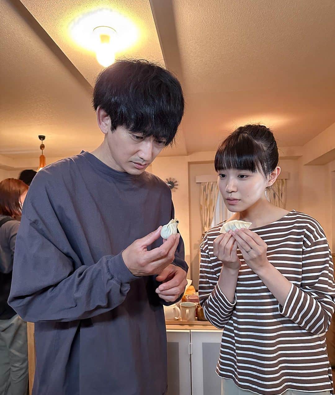 あなたがしてくれなくてものインスタグラム：「． 🫧オフショットをお届け🫧  ６話にて 餃子を作るみちと陽一を📸🥟  Twitterでは餃子とみちの写真も公開！  📣 ６話の #TVer 見逃し無料配信は 　　次回放送の5/25（木）まで！ 　　まだの方ももう一度見たい方も 　　お見逃しなく👀✨ 📺１〜３話も変わらず無料配信中 　　プロフィール欄のリンクからチェック！」