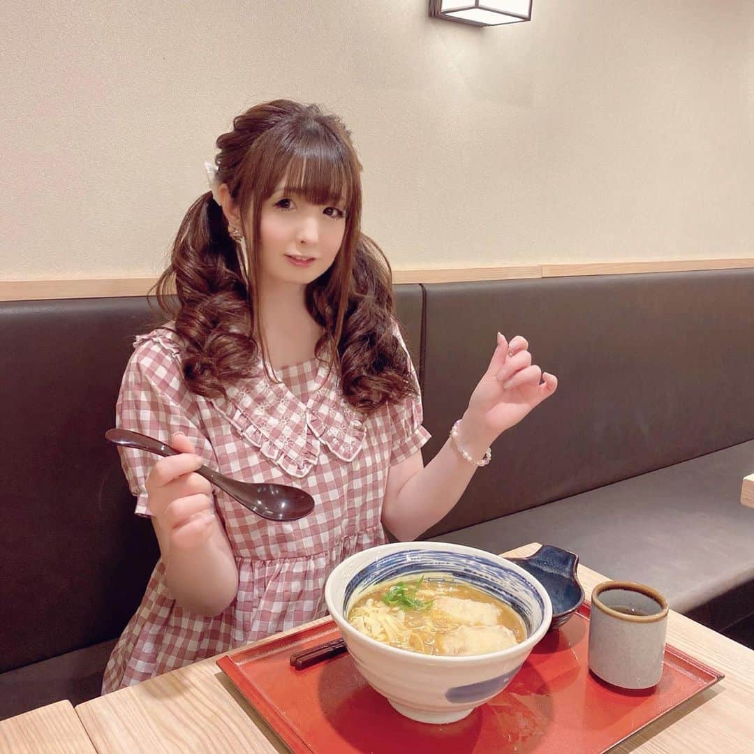 伊藤芽衣のインスタグラム：「天王寺MIOさんでの お写真です…！ ⁡ お昼休憩は、 天王寺MIOさんに はいっている おうどんやさんで いただきました♡ ⁡ 体調が不安定なときも お昼を食べないと 身体がもたないので、 ⁡ そんなときは だいたい麺類を 選びます♡ ⁡ カレーうどんに 大好きな揚げ餅を トッピングして、 ⁡ おいしく いただきました♡ ⁡ merry jennyさんの @merryjenny_instagram  このワンピースは ⁡ もっているお洋服の中で いちばん楽ちんなのに かわいい優れものワンピです！」