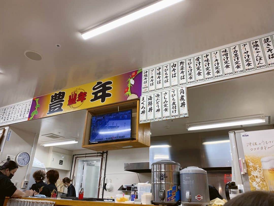 とぎもちさんのインスタグラム写真 - (とぎもちInstagram)「. 【沖縄 🇯🇵 오키나와】  牧志公設市場の2階にある食堂 豊年さんでお昼ごはん♪  1階の市場で魚や貝も購入し 一緒に食べたのは別記事で載せてます！  ミミガーにハマってます(笑)  #牧志公設市場 #豊年 #国際通り #那覇 #沖縄 #日本 # 沖縄旅行#国際通りグルメ #那覇グルメ #沖縄グルメ #沖縄フード #沖縄料理 #沖縄名物 #마키시코우세츠이치바 #나하 #오키나와 #일본 #とぎもち沖縄 #とぎもち牧志公設市場 #とぎもち豊年 #とぎもちミミガー #とぎもち沖縄そば」5月23日 11時55分 - togistagram